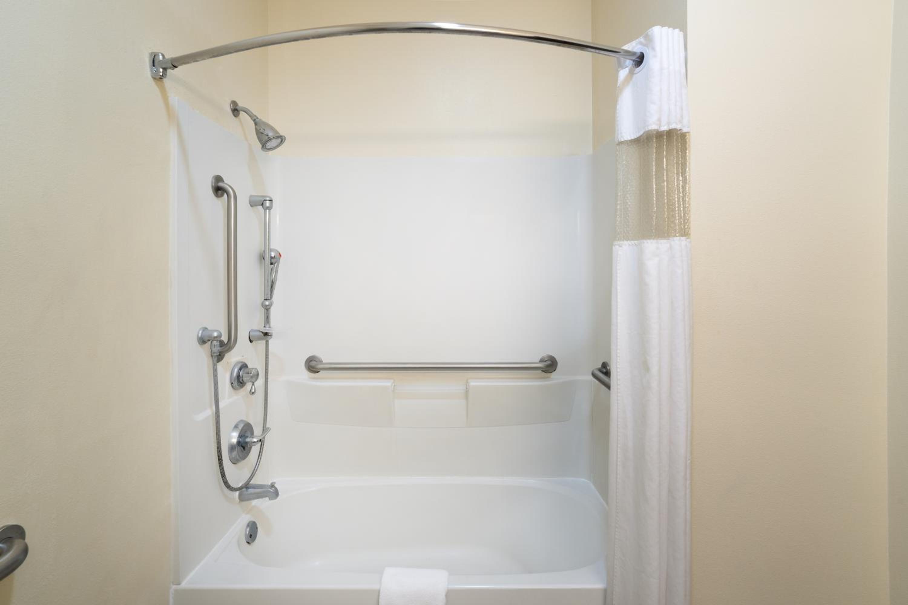 Deluxe Queen Room - Disability Access/Non-Smoking - Photo 4