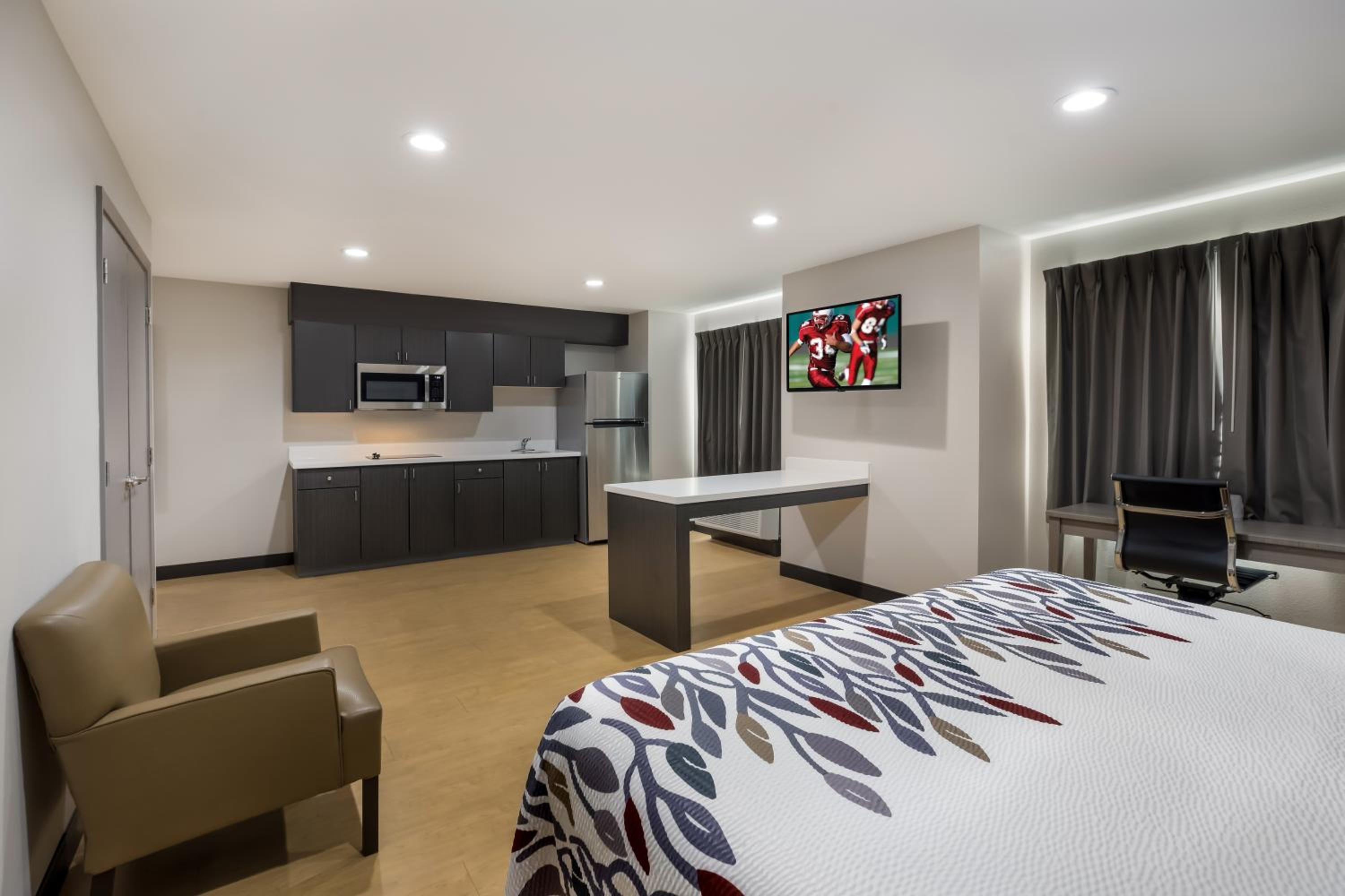Deluxe King Room with Kitchen Non-Smoking - Photo 11