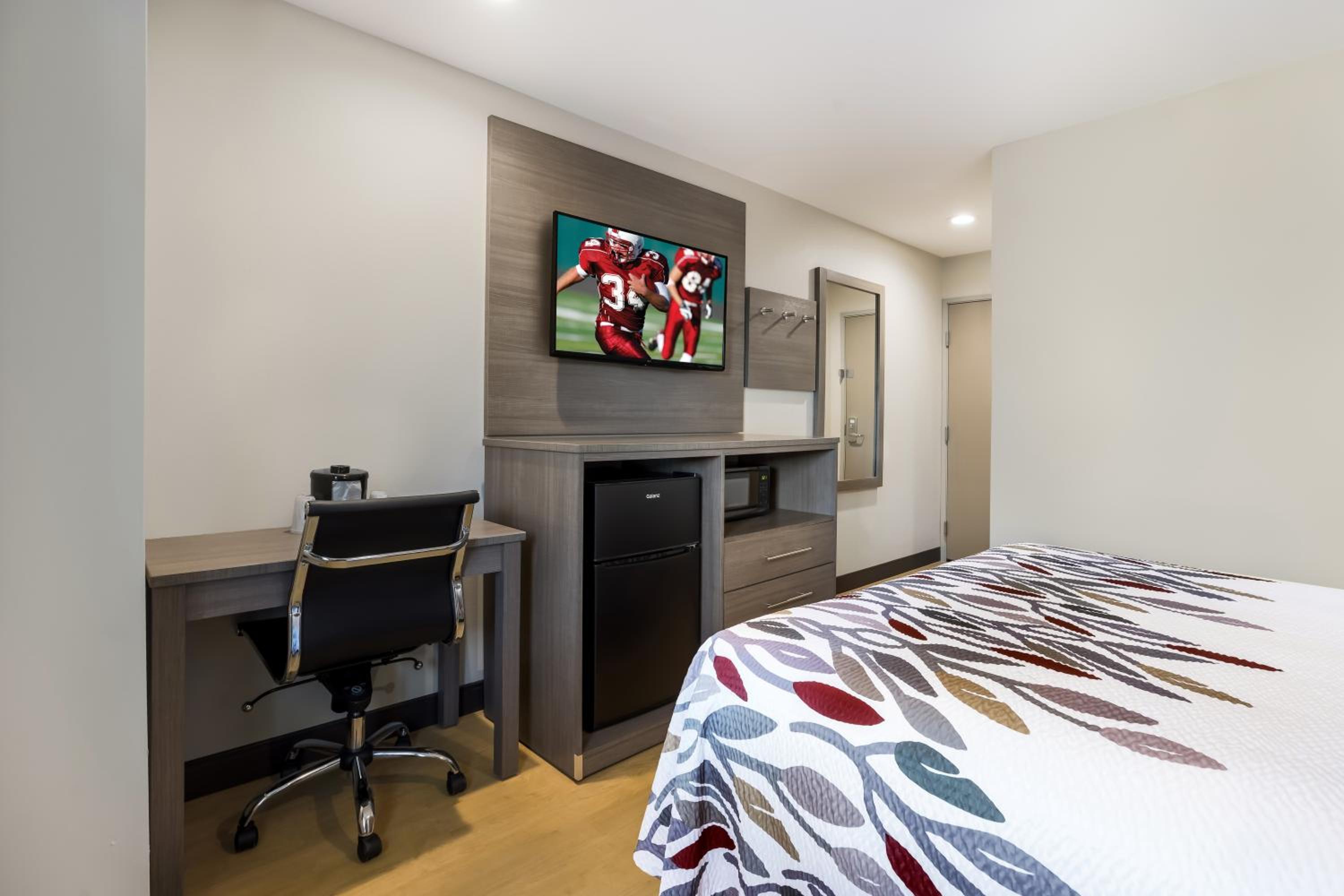 Deluxe Room with One Queen Bed Non-Smoking - Photo 2