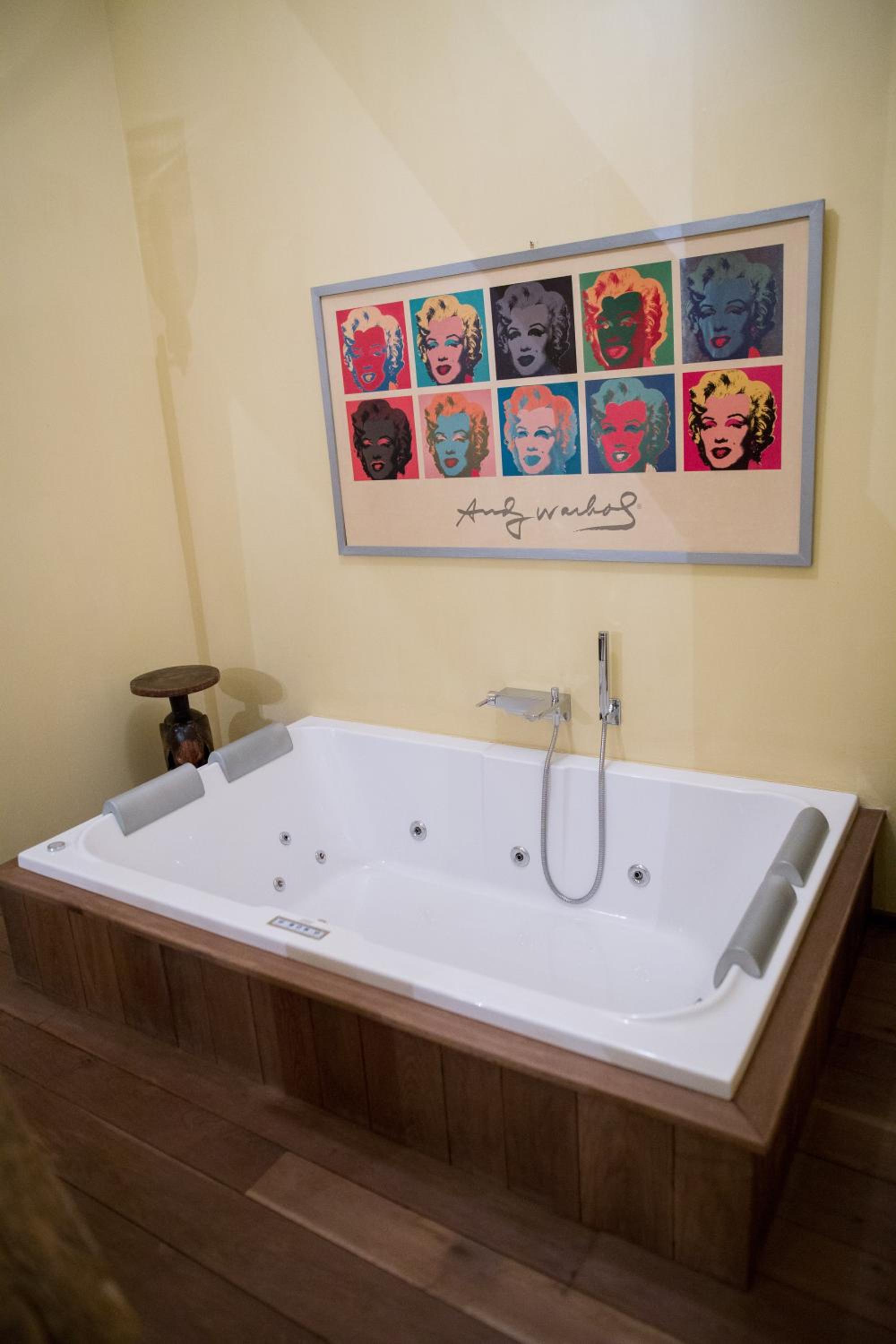 Executive Suite - Photo 14