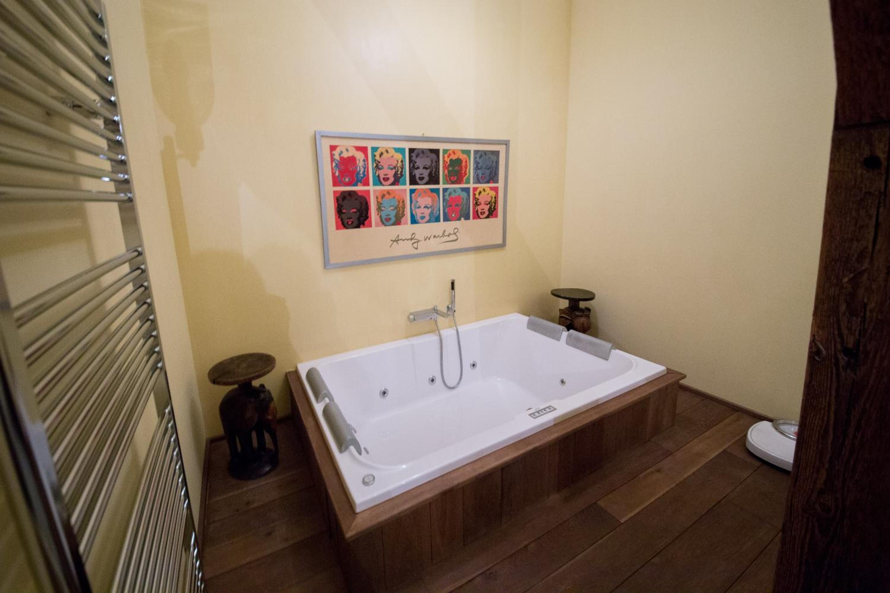 Executive Suite - Photo 13