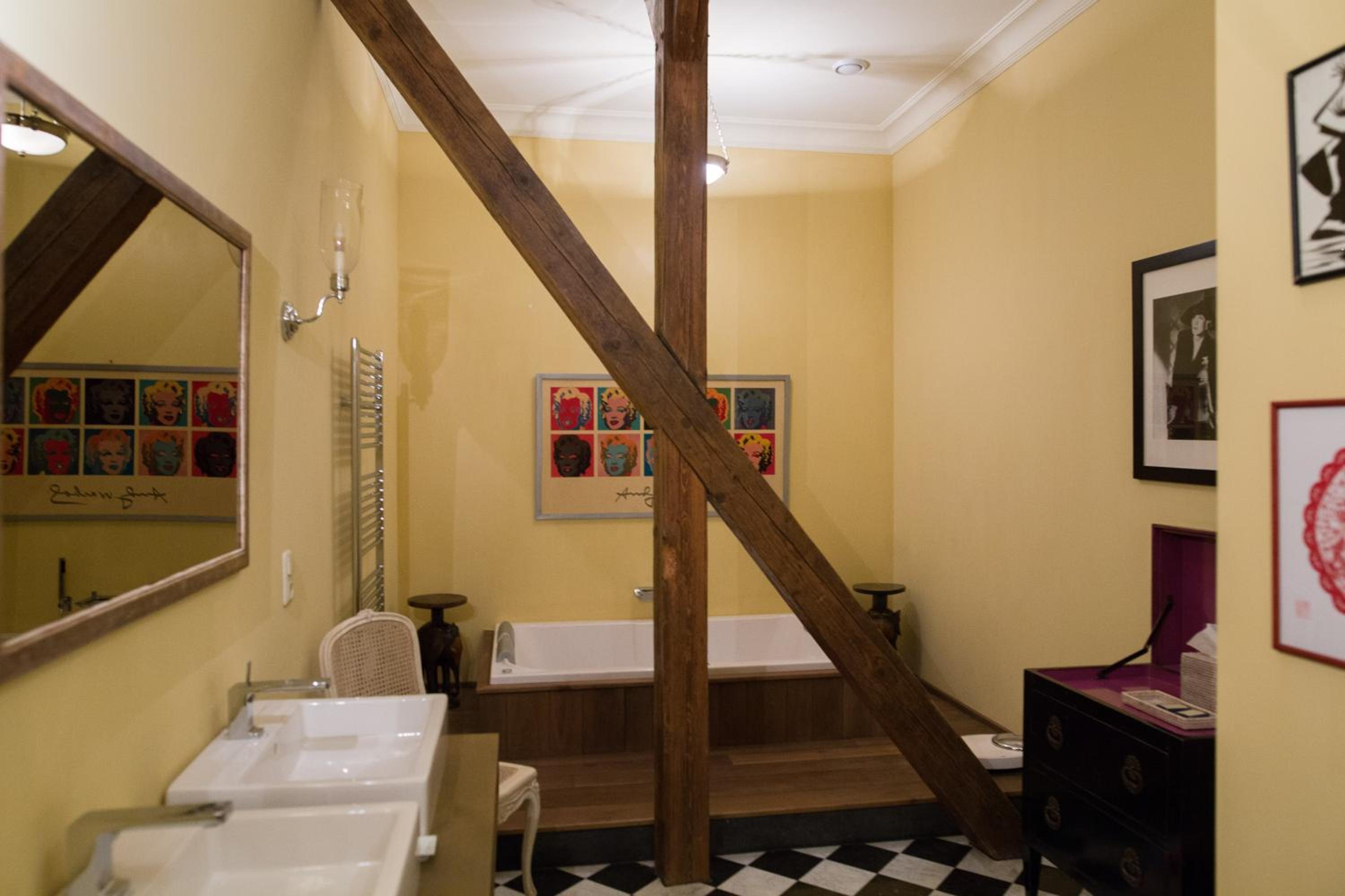 Executive Suite - Photo 4