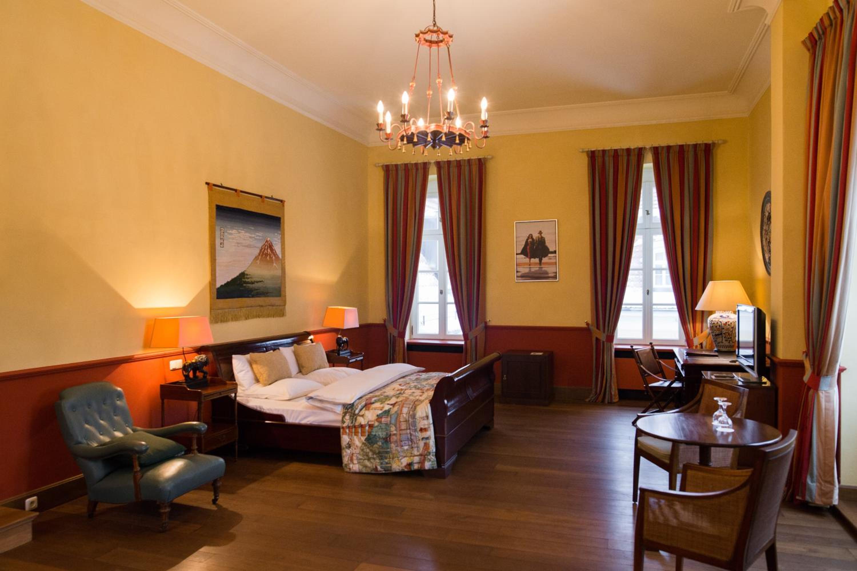 Executive Suite - Photo 17