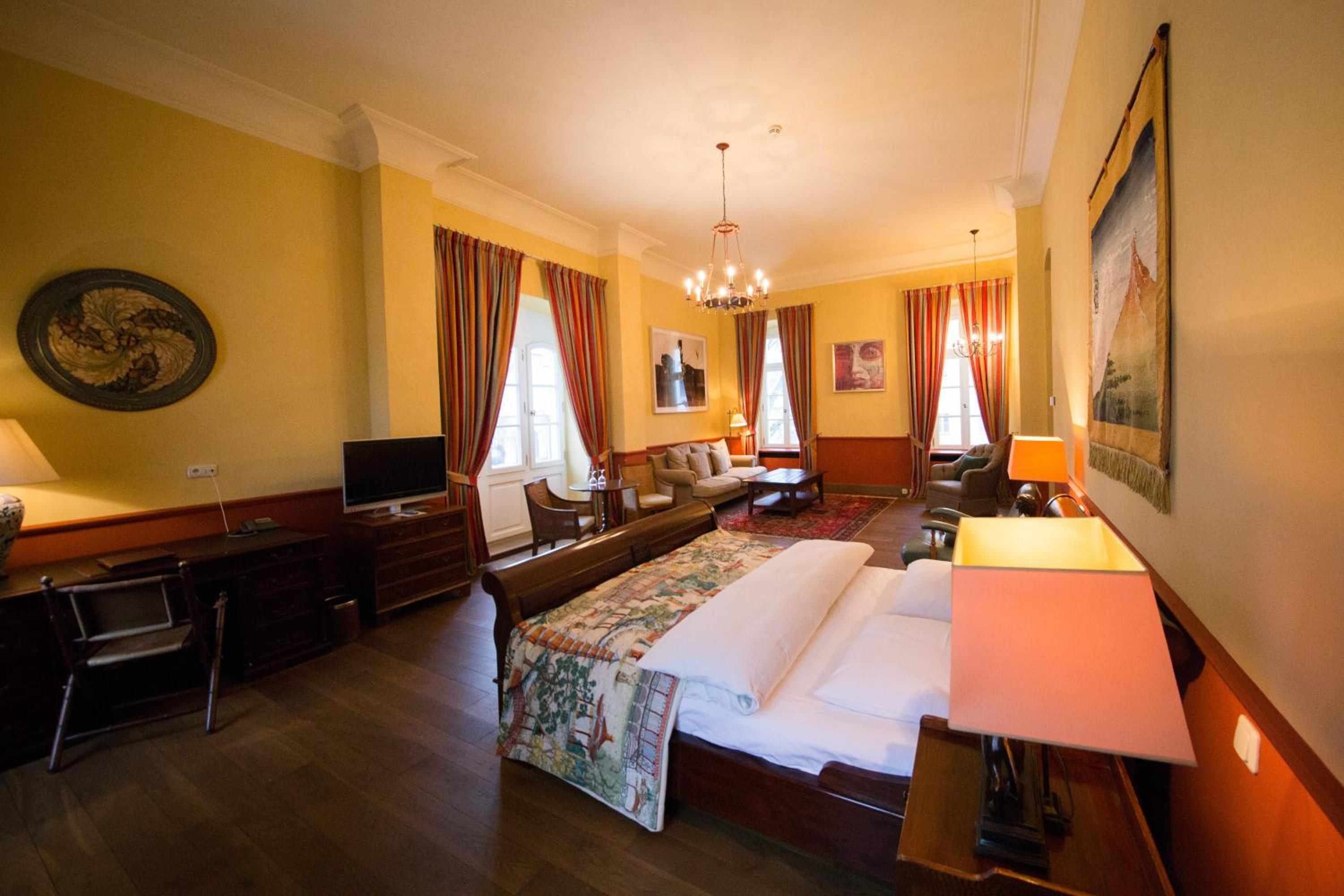 Executive Suite - Photo 11