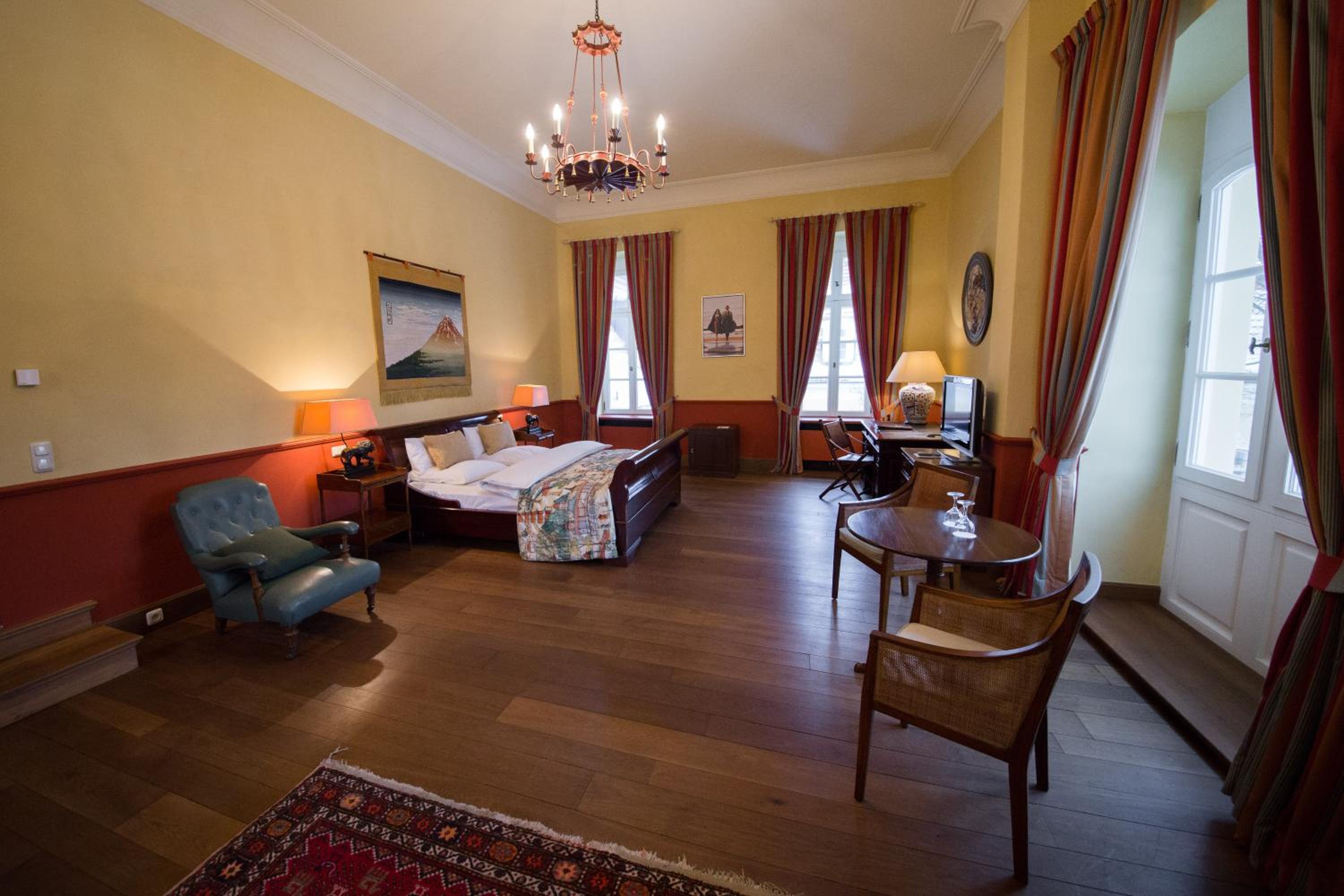 Executive Suite - Photo 2