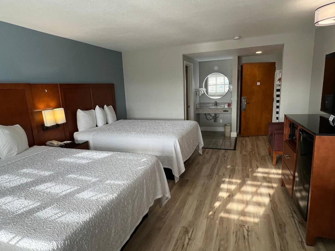 Queen Room With Two Queen Beds - Non-Smoking - Photo 4