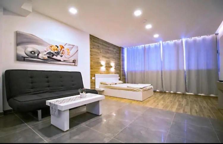 Deluxe Queen Studio 