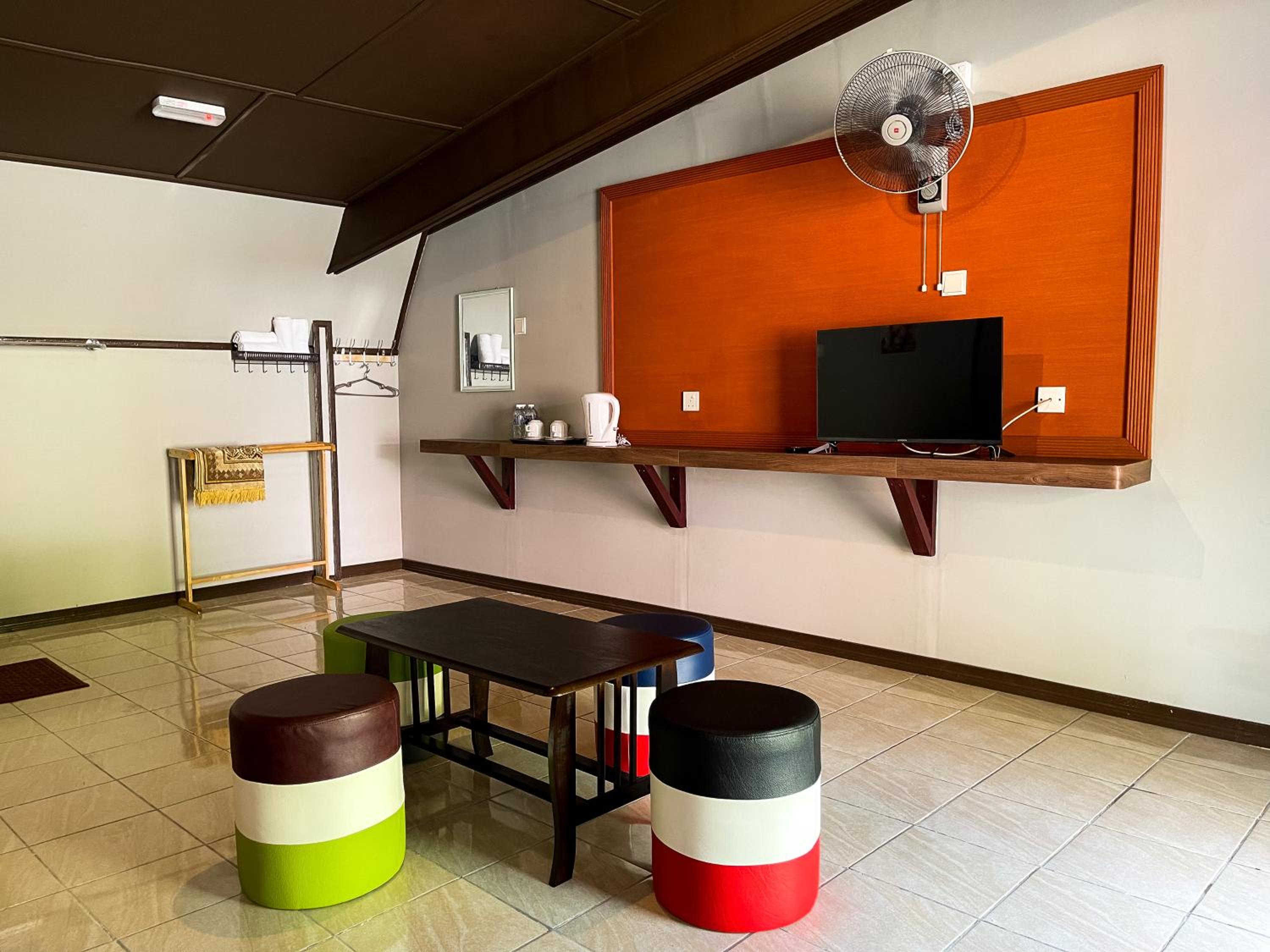 Economy Quadruple Room - Photo 2