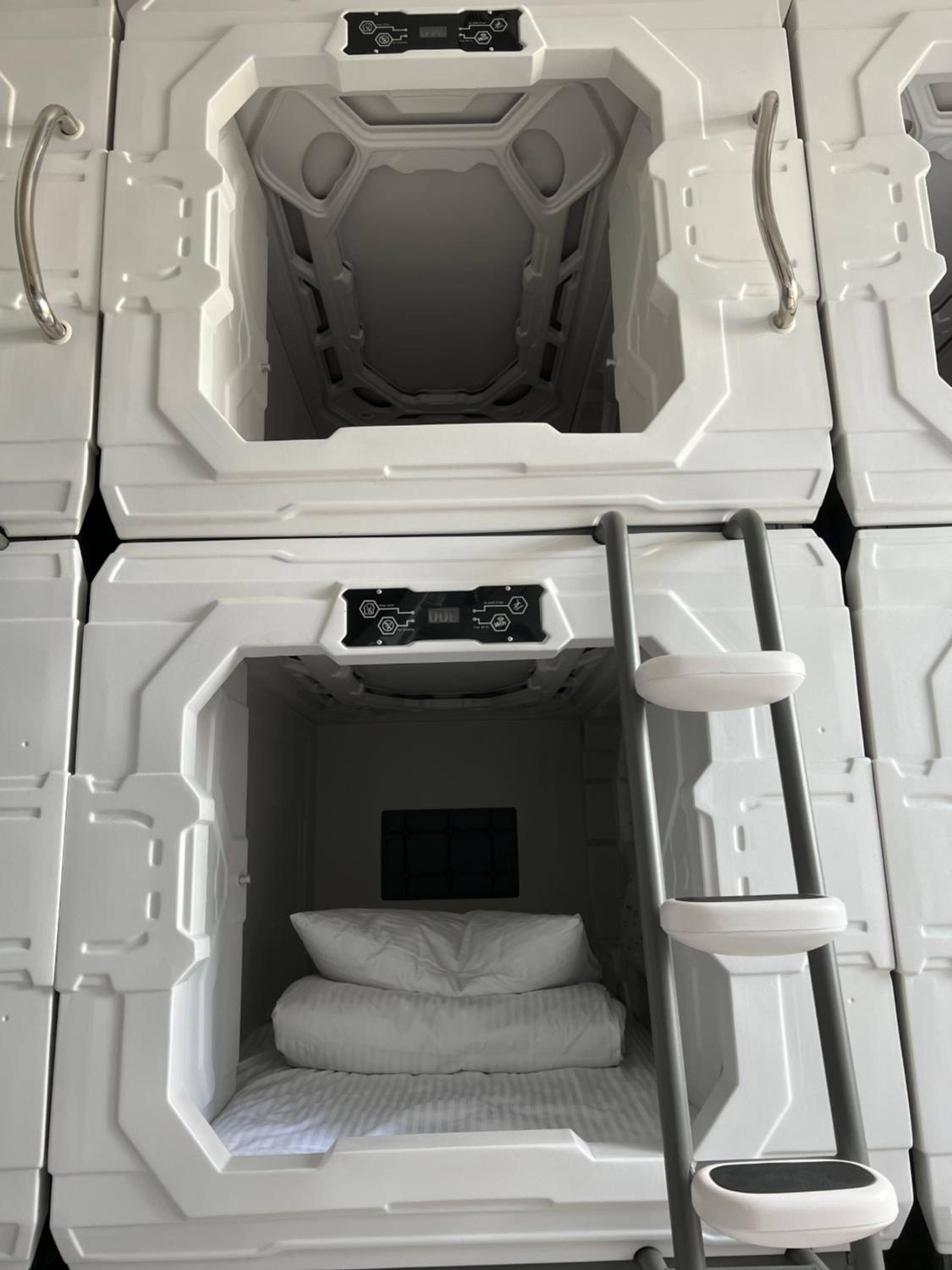Single Bed in Mixed Dormitory Room