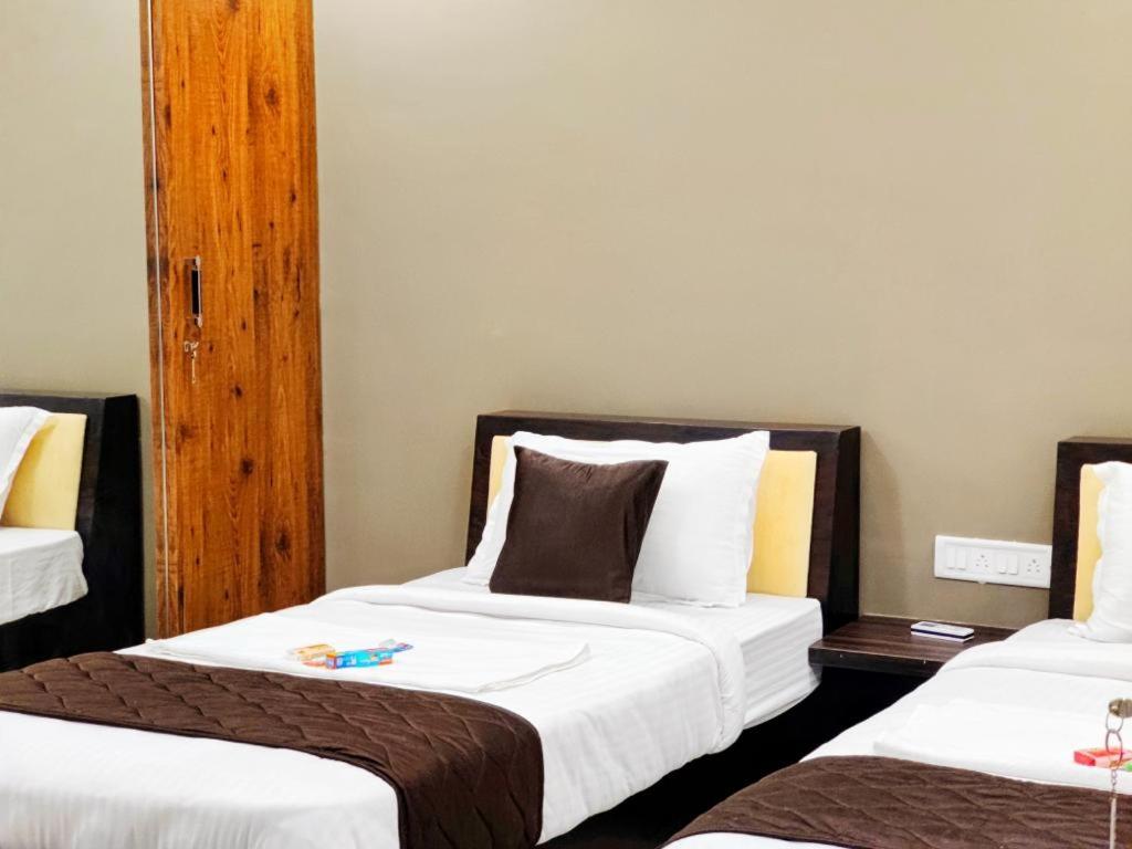 Double or Twin Room with Private Bathroom - Photo 20