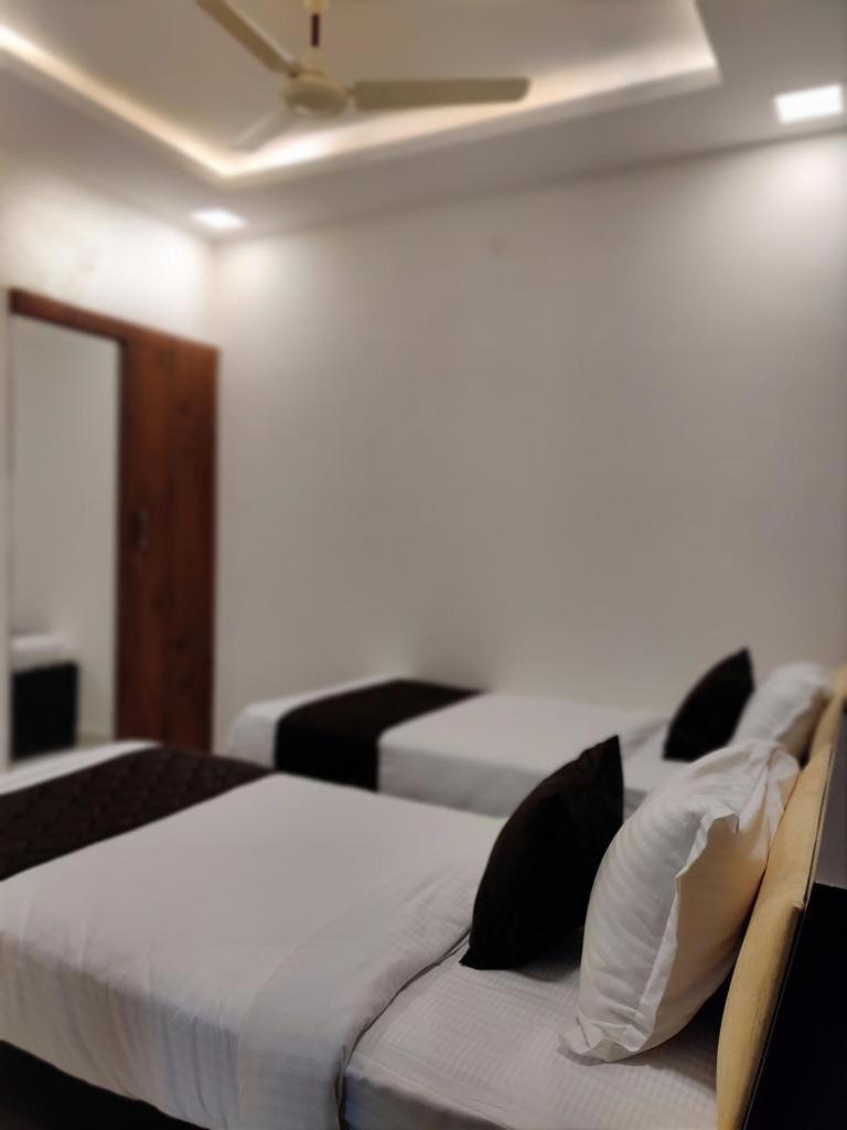 Double or Twin Room with Private Bathroom - Photo 19