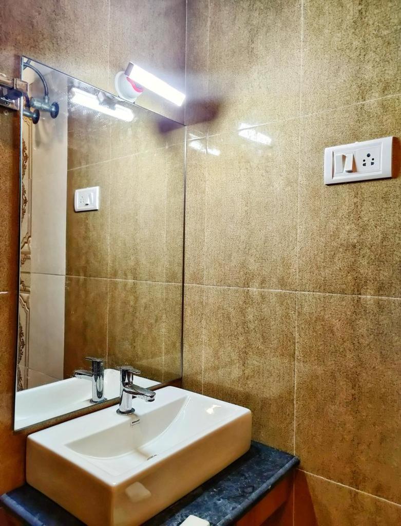 Double or Twin Room with Private Bathroom - Photo 18
