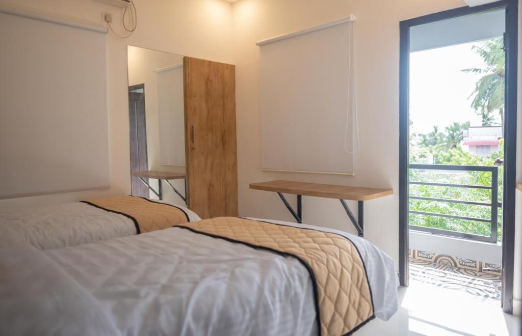 Double or Twin Room with Private Bathroom - Photo 17