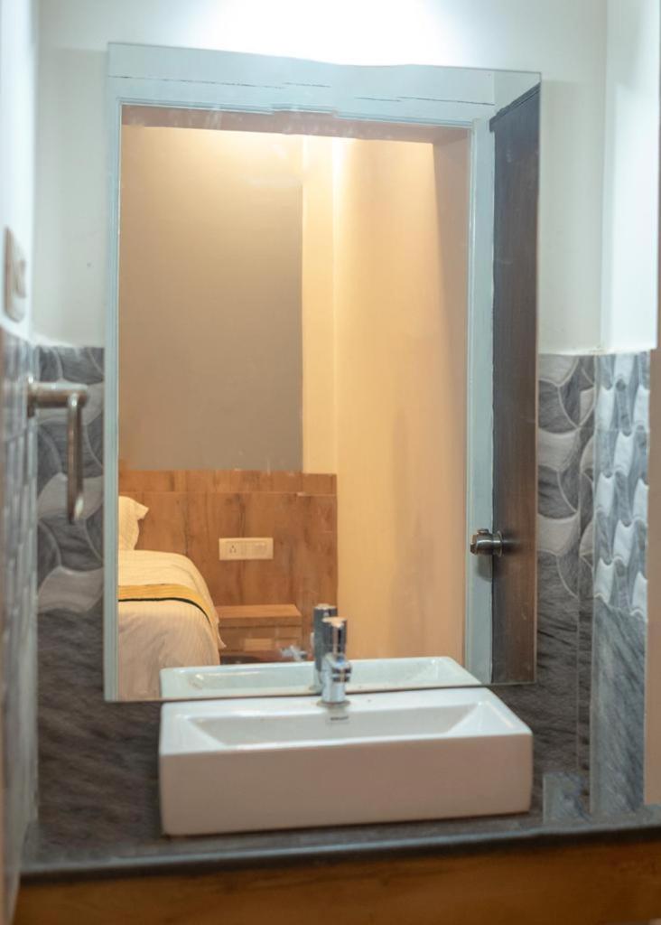 Double or Twin Room with Private Bathroom - Photo 13