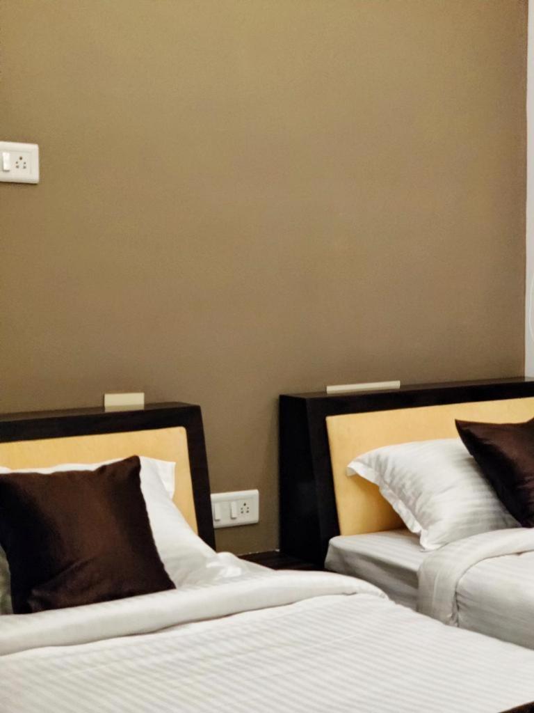 Double or Twin Room with Private Bathroom - Photo 11