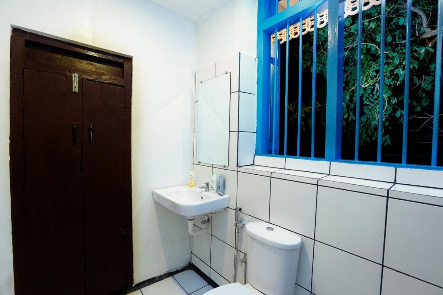 Bed in 8 Bed Mixed A/C Dormitory Room with Ensuite Bathroom photo 2