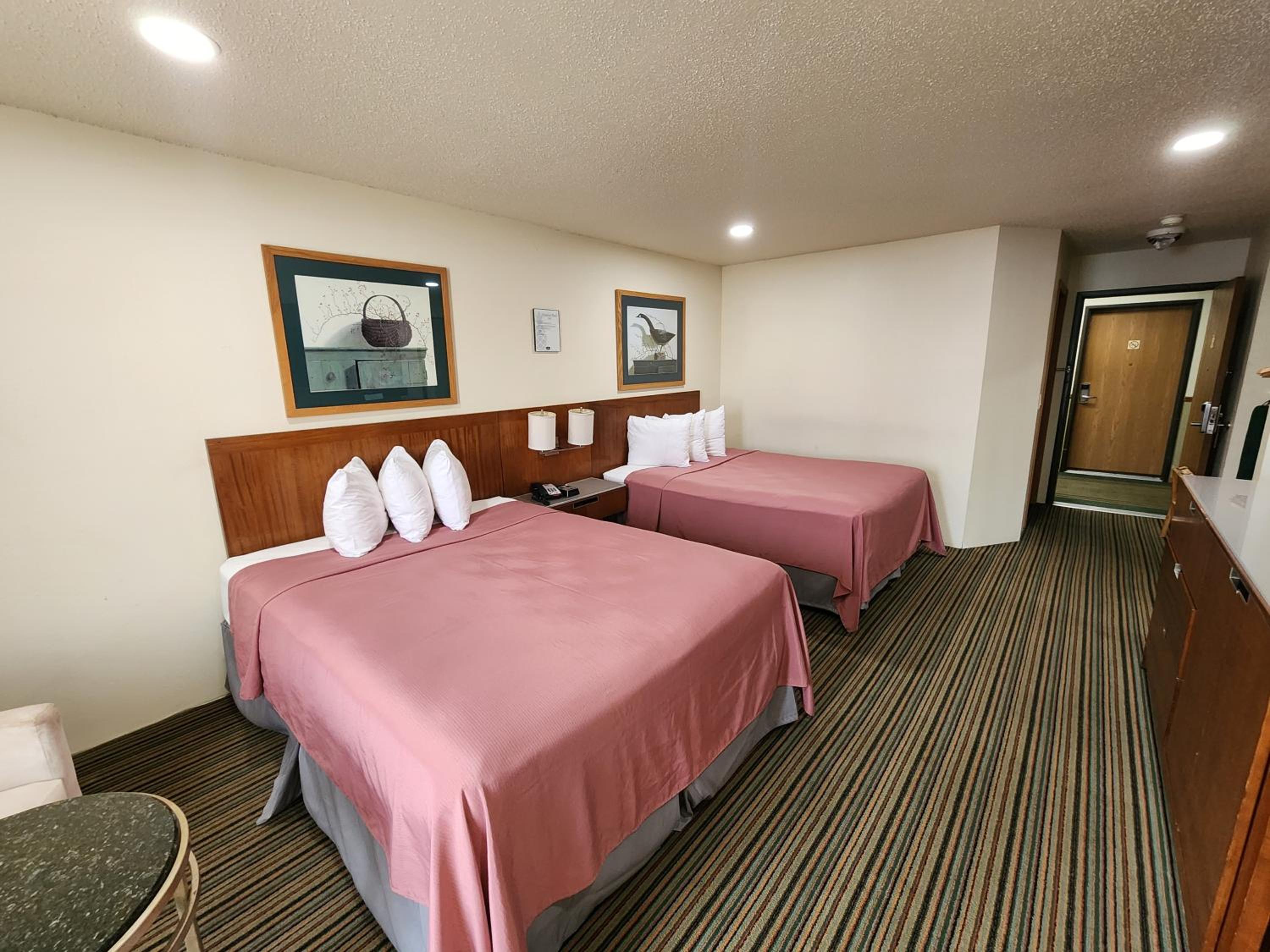 Queen Room with Two Queen Beds - Photo 3