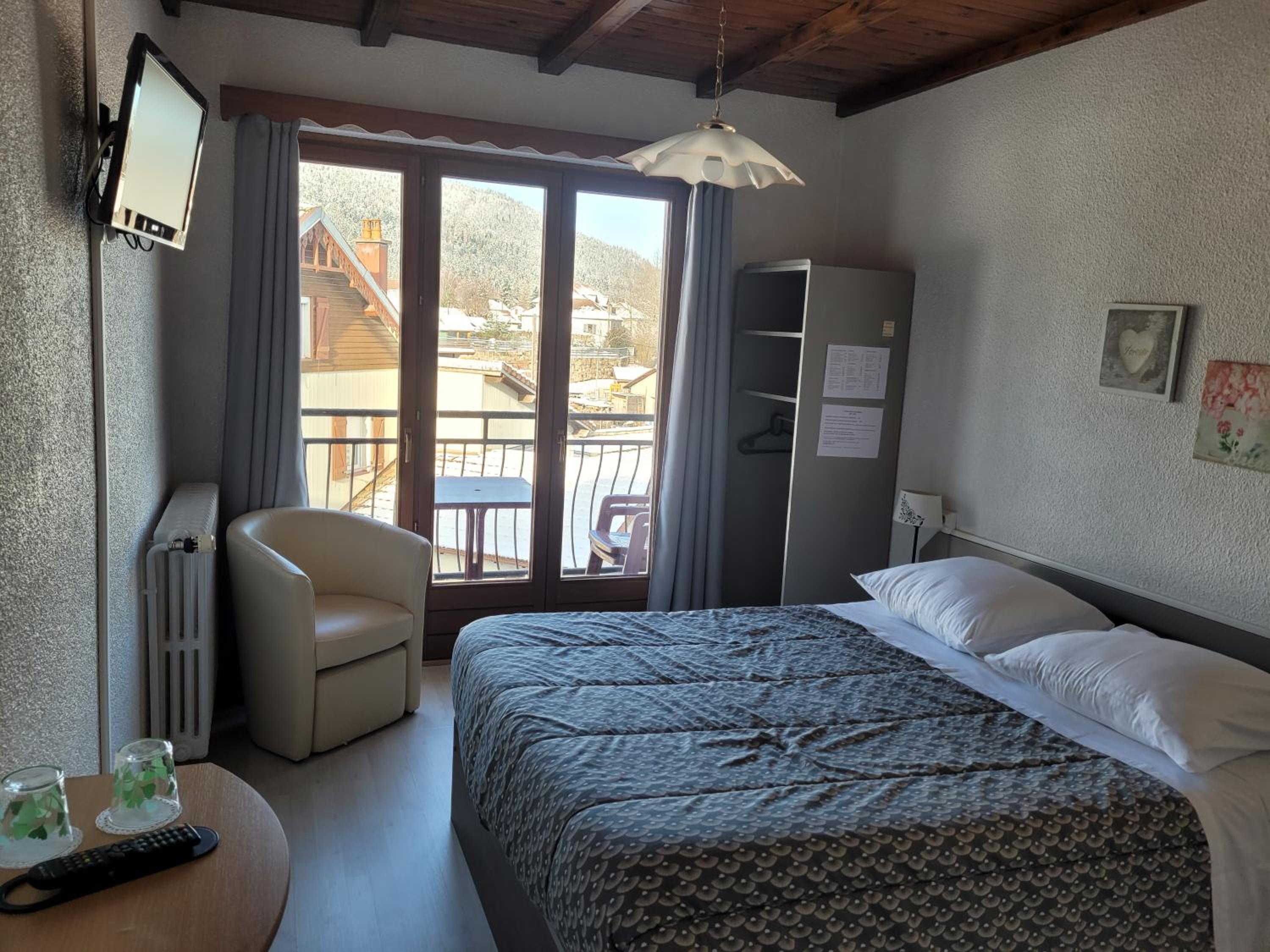 Standard Double Room with Private Shower and Shared Toilets photo 2