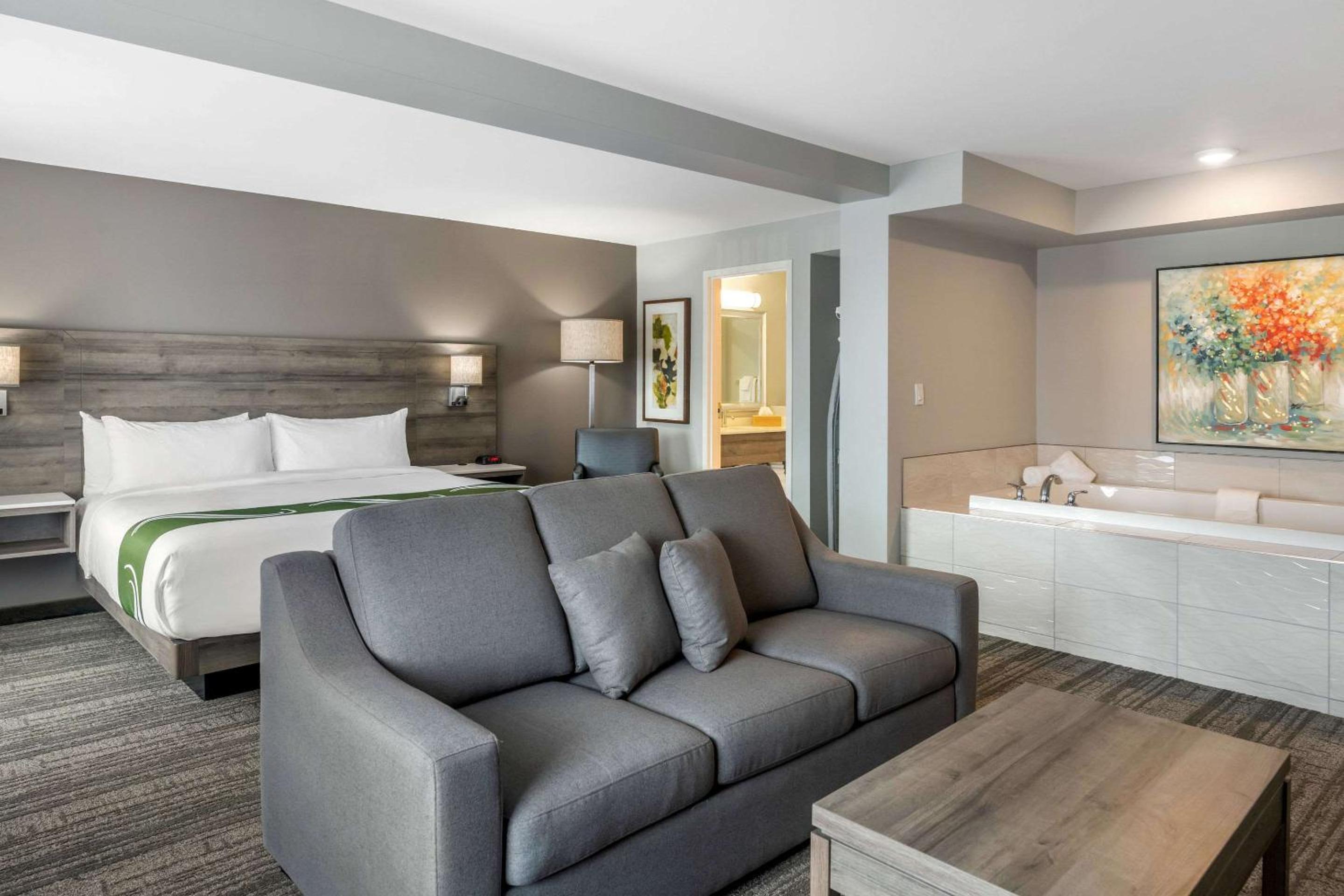 Honeymoon Suite - Non-Smoking - Photo 1