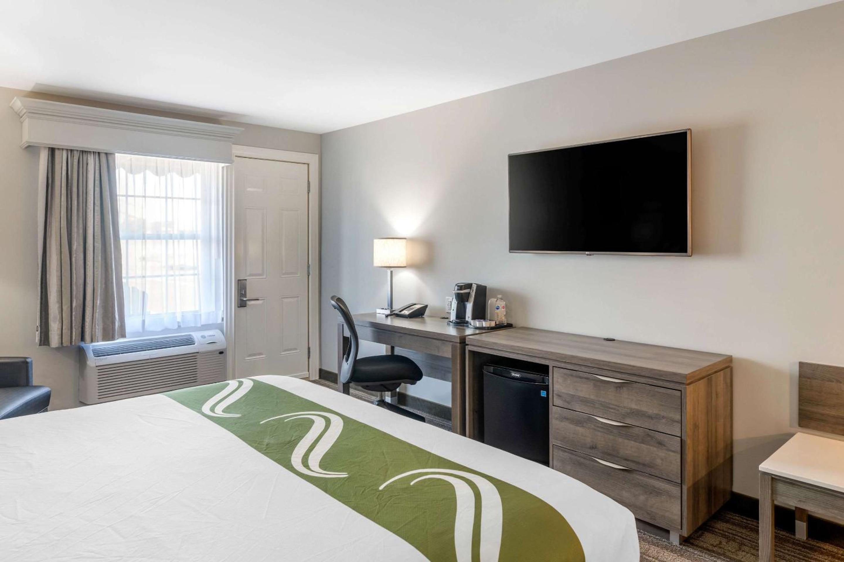 King Room - Non-Smoking - Photo 4