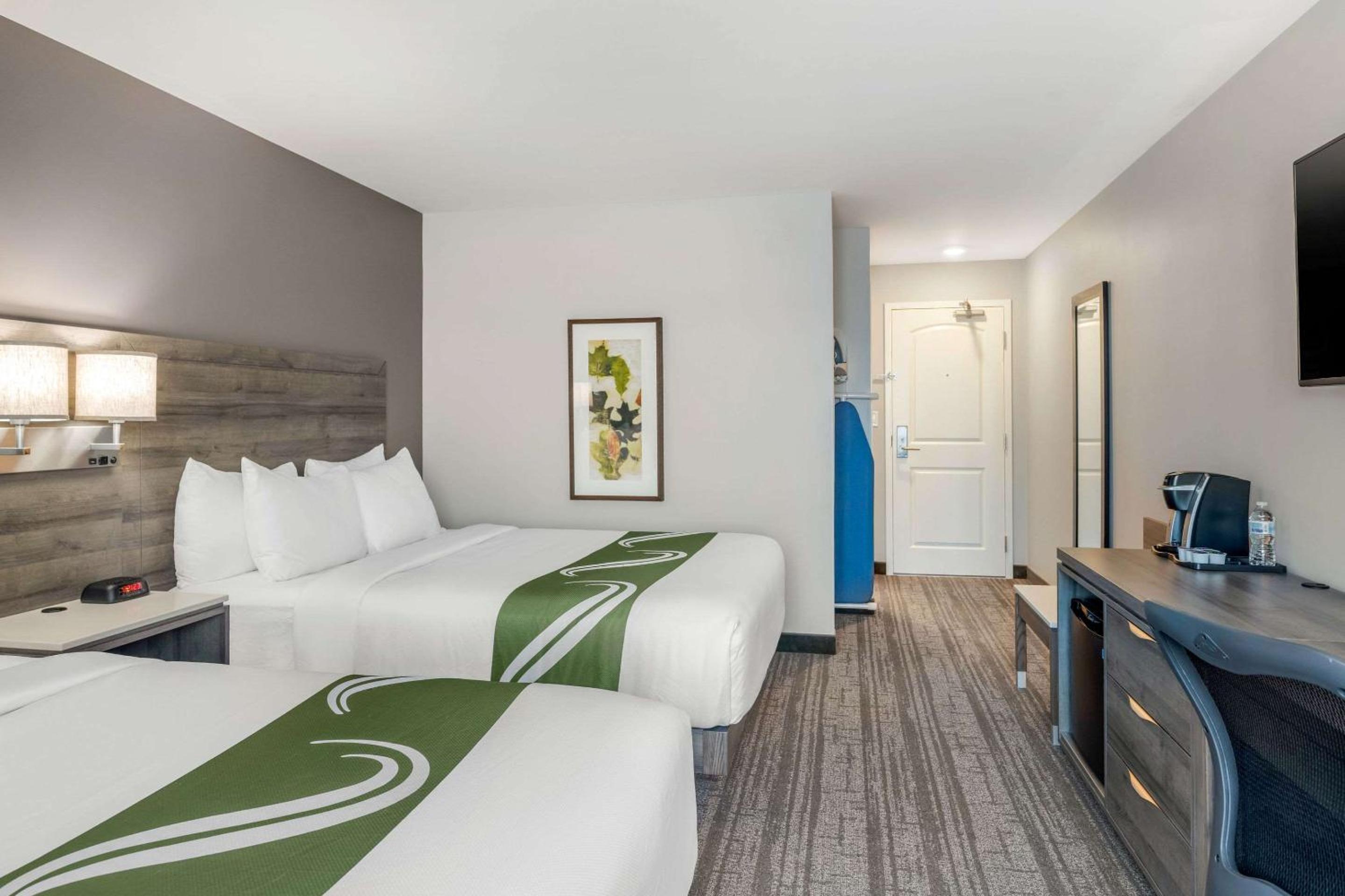 Queen Room with Two Queen Beds - Non-Smoking - Photo 2