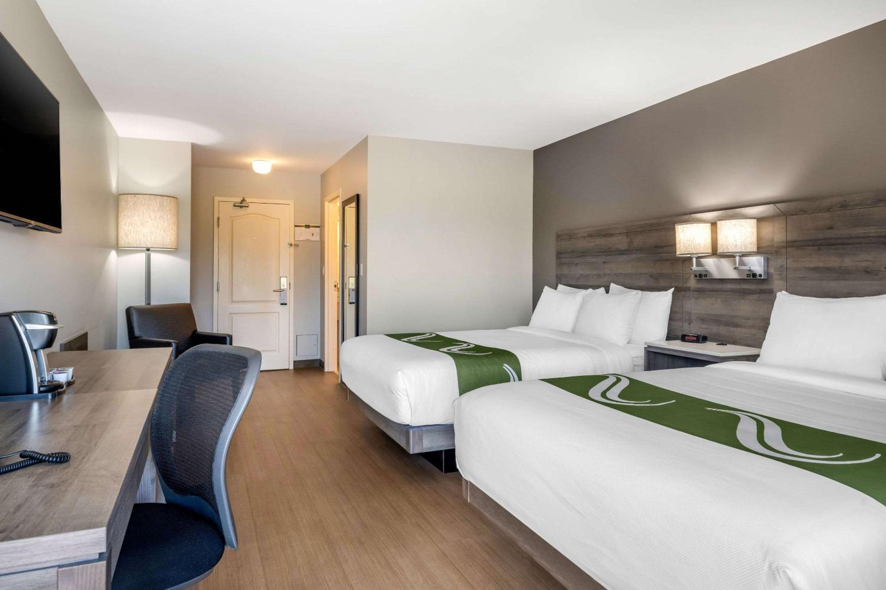 Queen Room with Two Queen Beds - Non-Smoking - Photo 4
