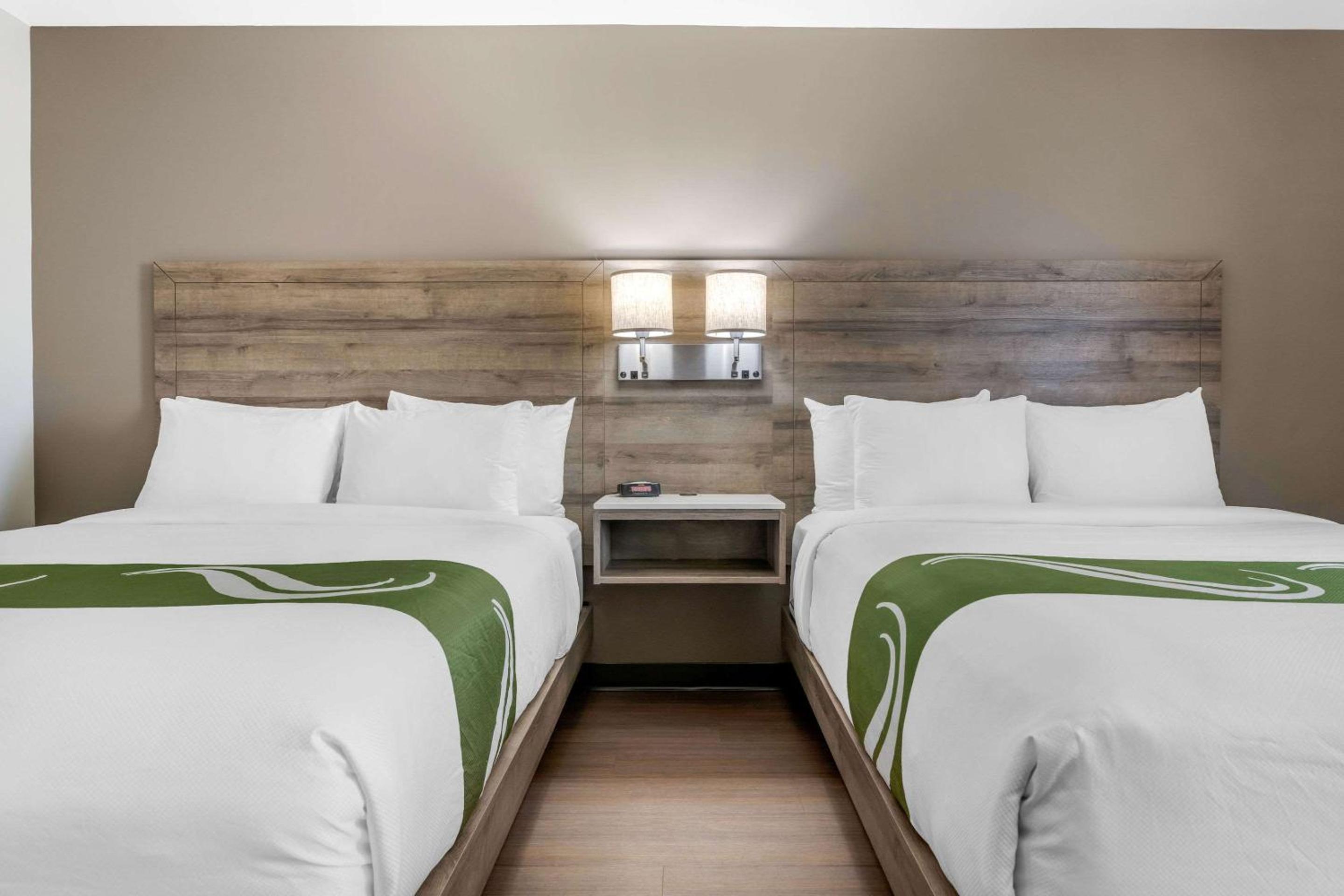 Queen Room with Two Queen Beds - Non-Smoking - Photo 5