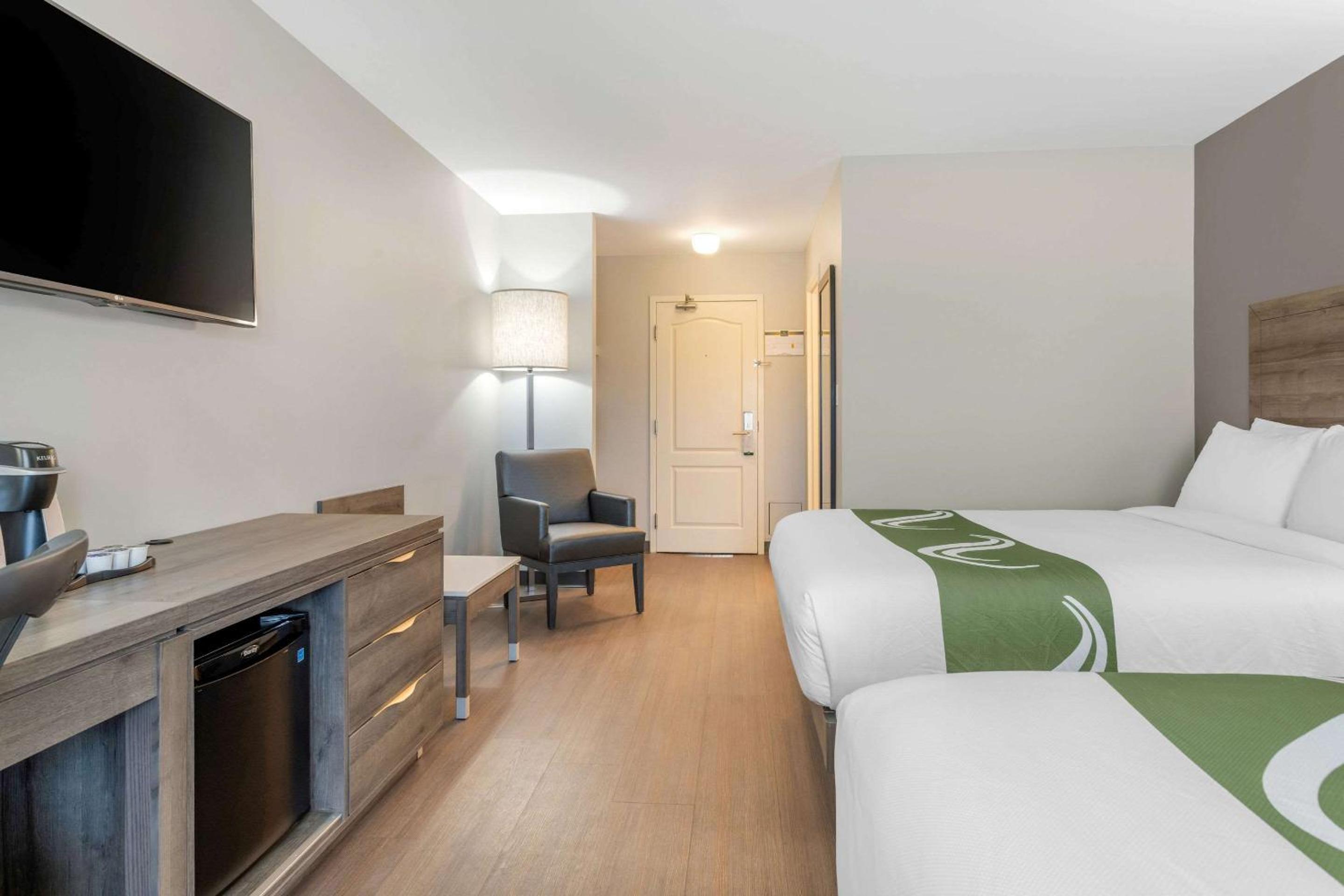 Queen Room with Two Queen Beds - Non-Smoking - Photo 7