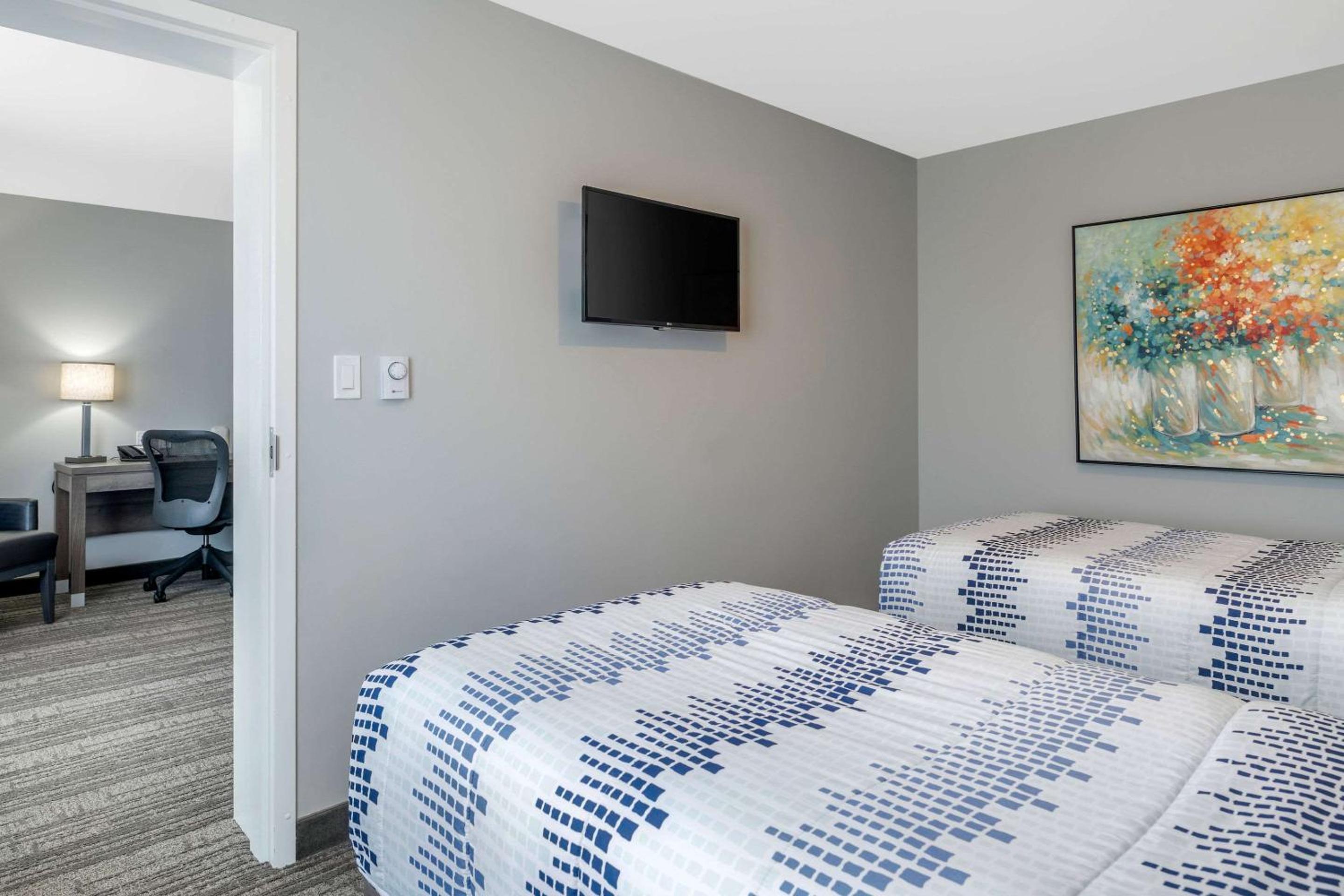 Family Suite - Non-Smoking - Photo 3