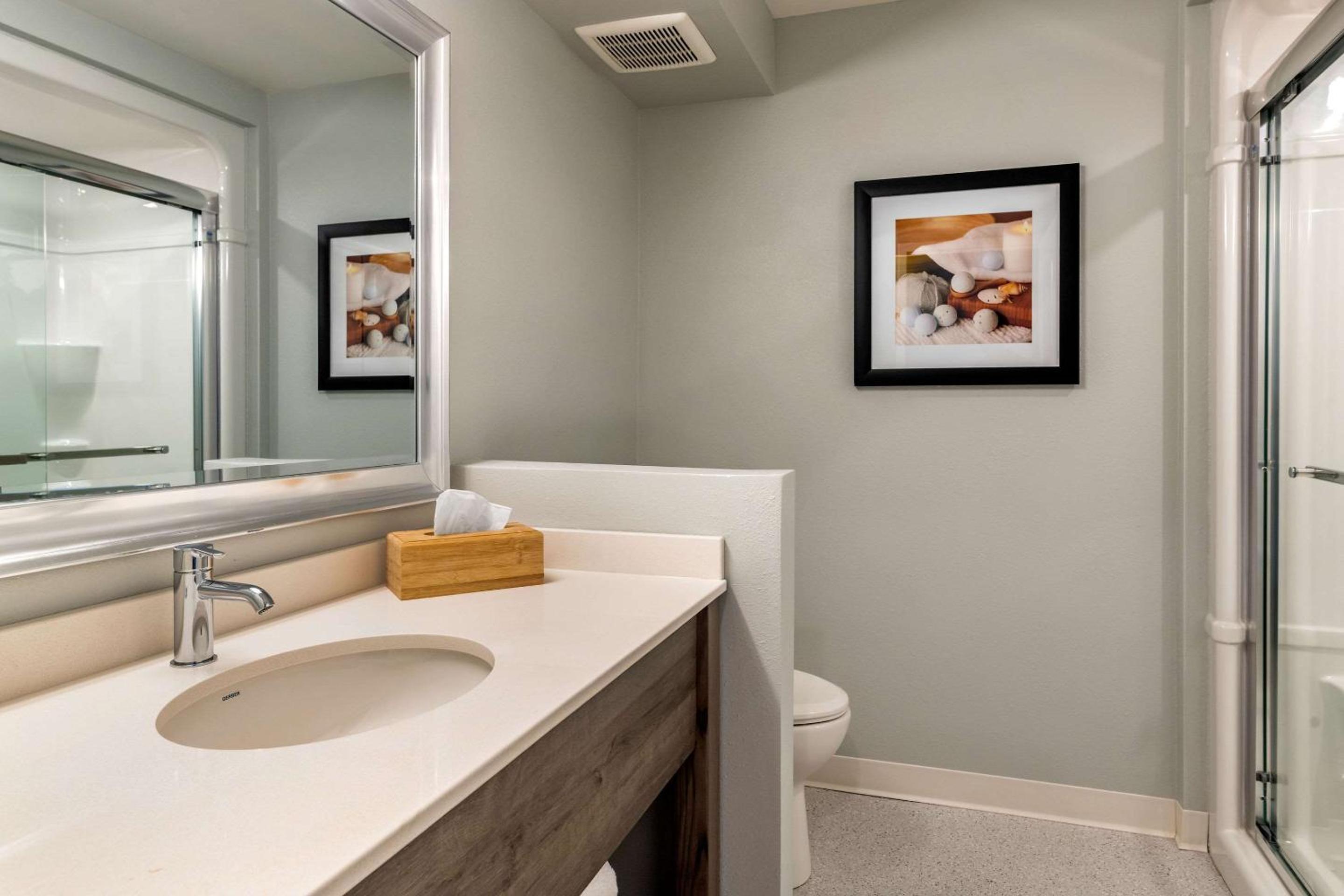 Honeymoon Suite - Non-Smoking - Photo 7
