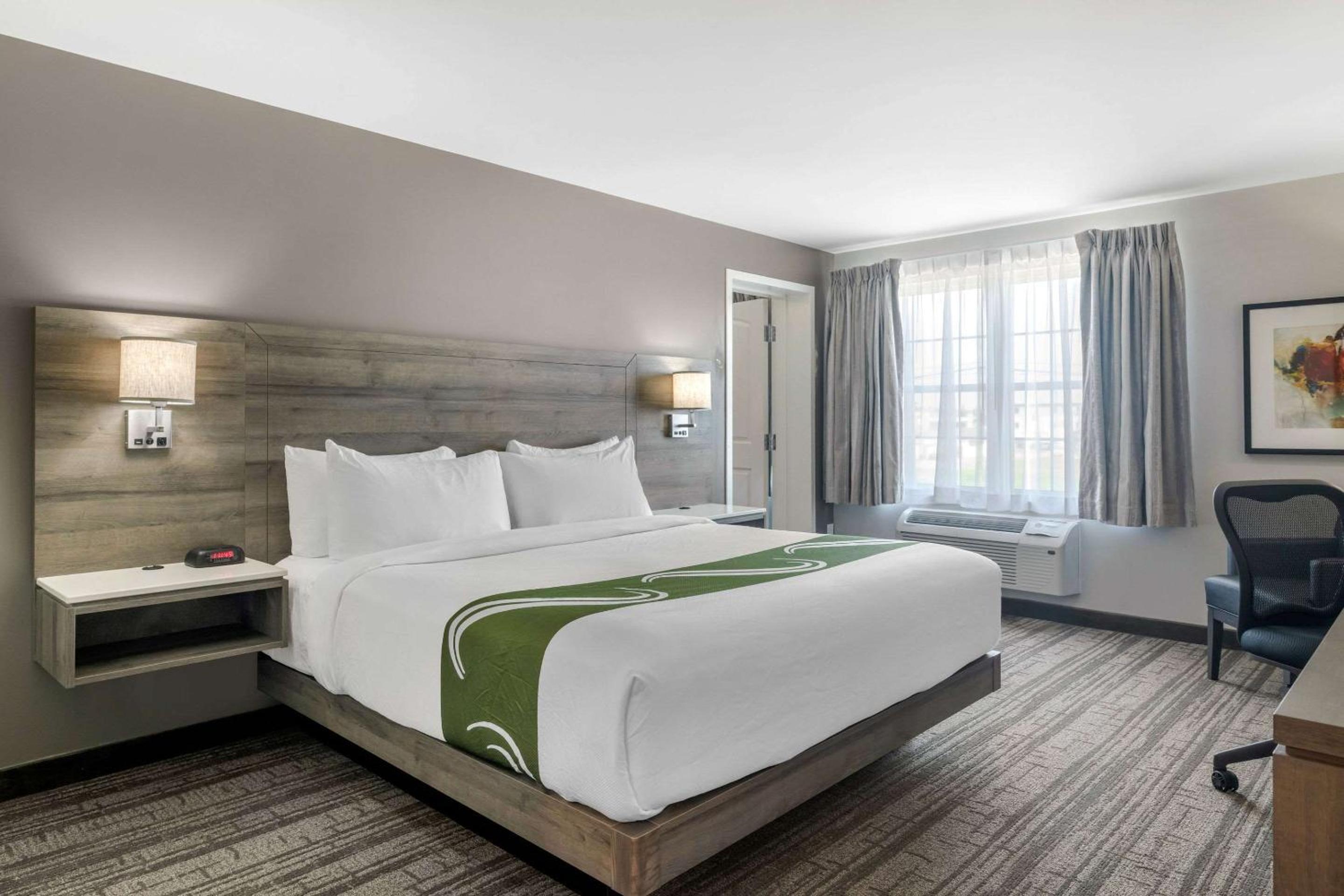 Honeymoon Suite - Non-Smoking - Photo 5
