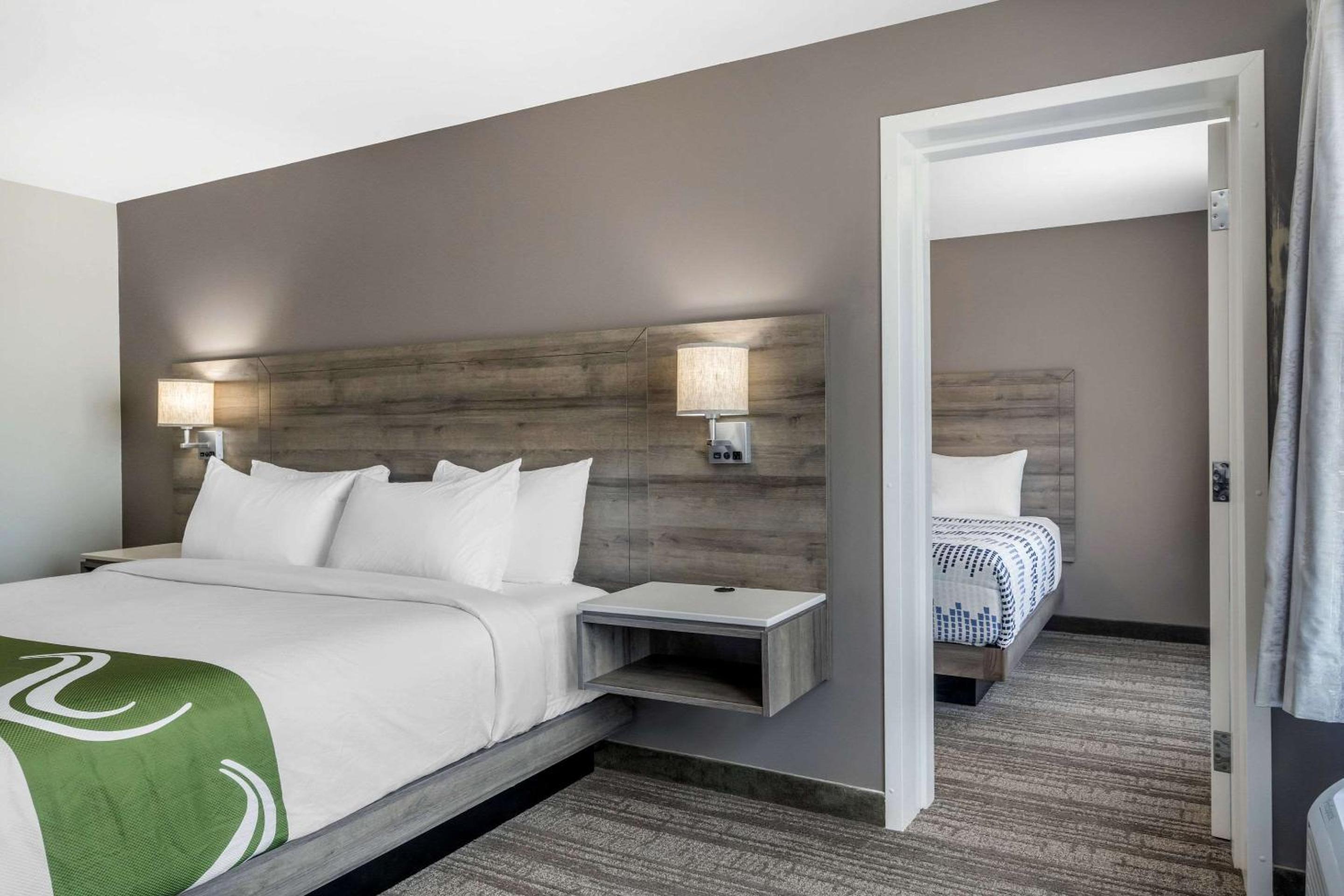 Honeymoon Suite - Non-Smoking - Photo 6