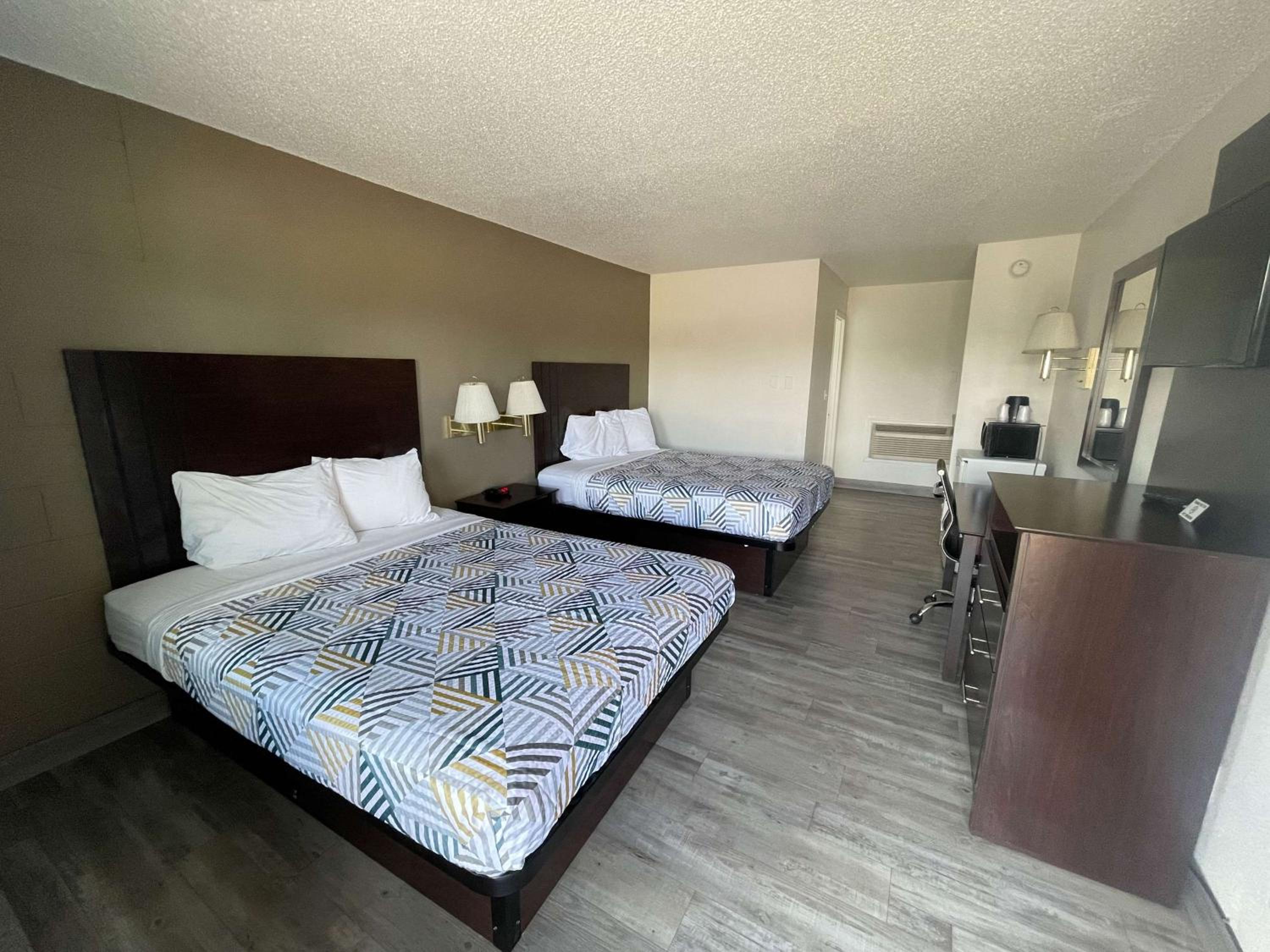 Quadruple Room - Non-Smoking - Photo 2