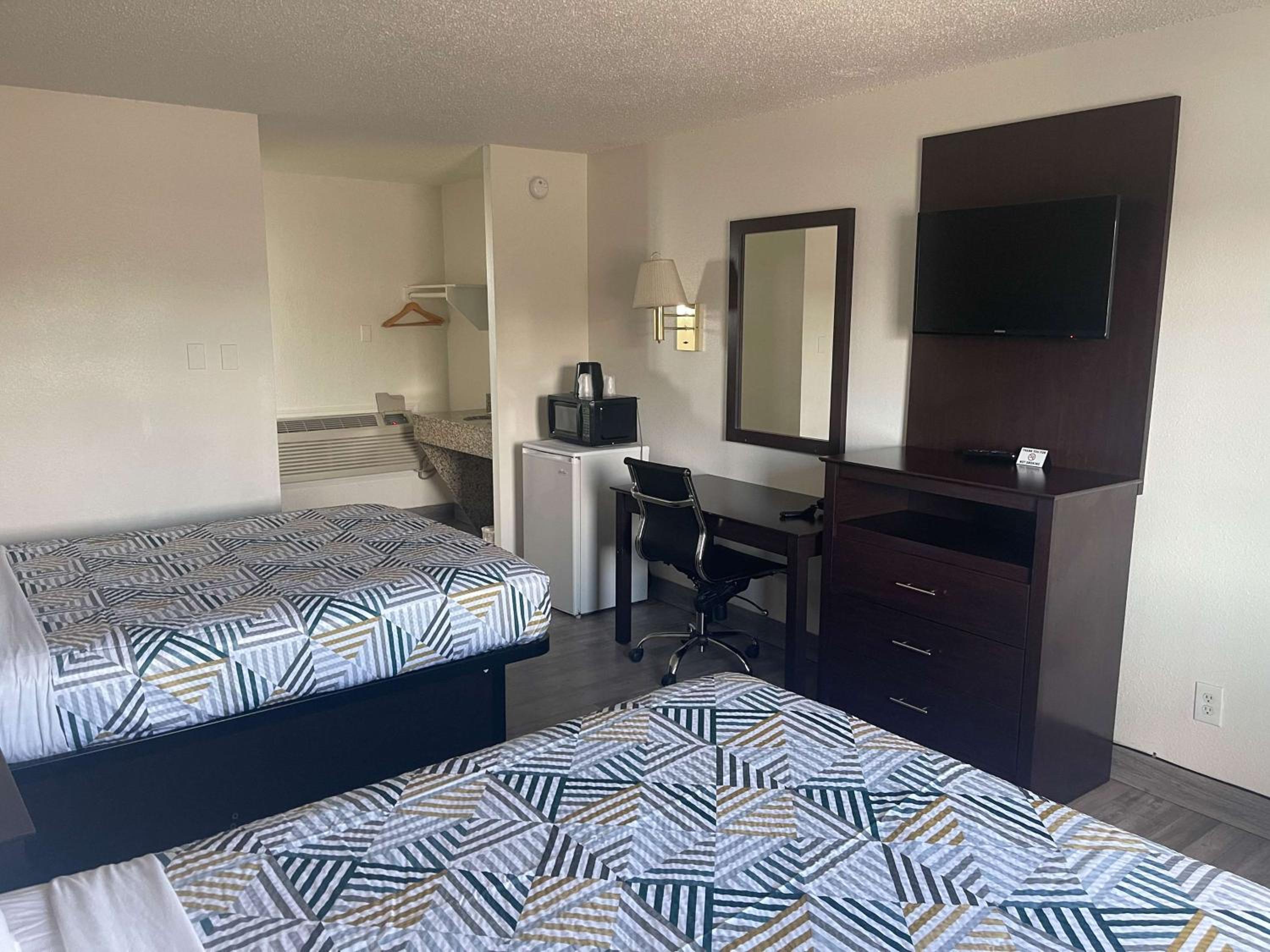 Quadruple Room - Non-Smoking - Photo 3
