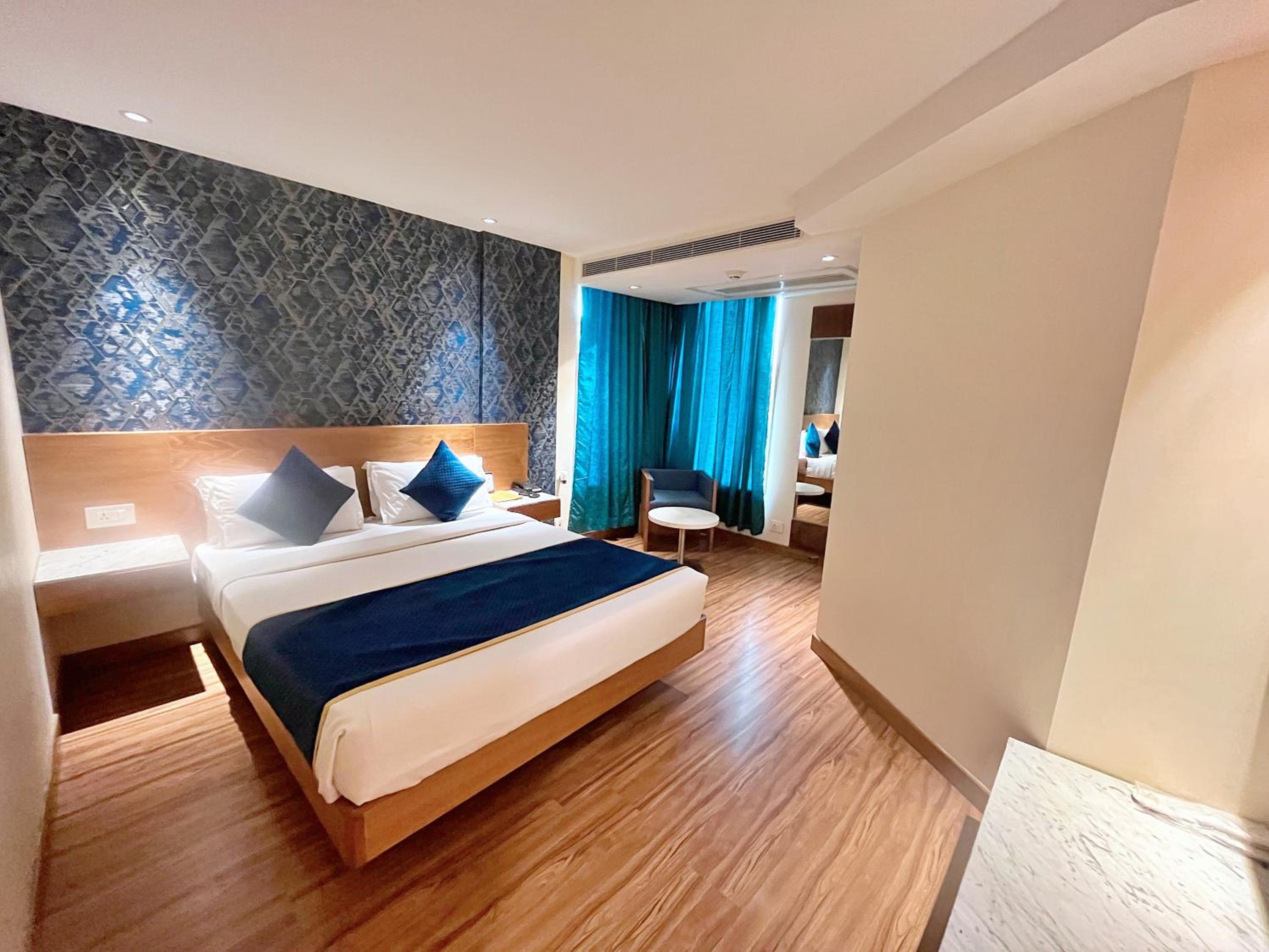 Suite - Photo 18