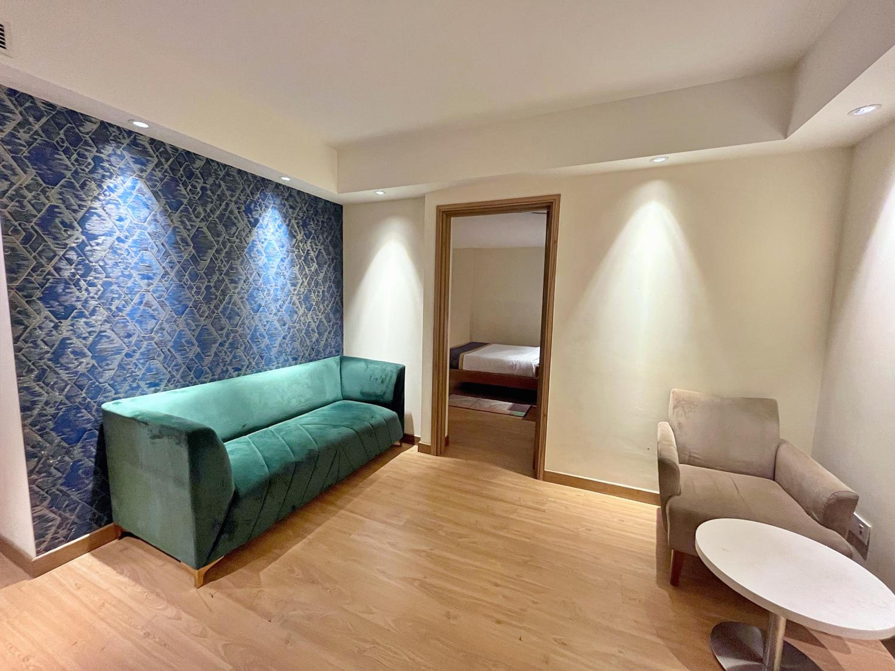 Suite - Photo 19