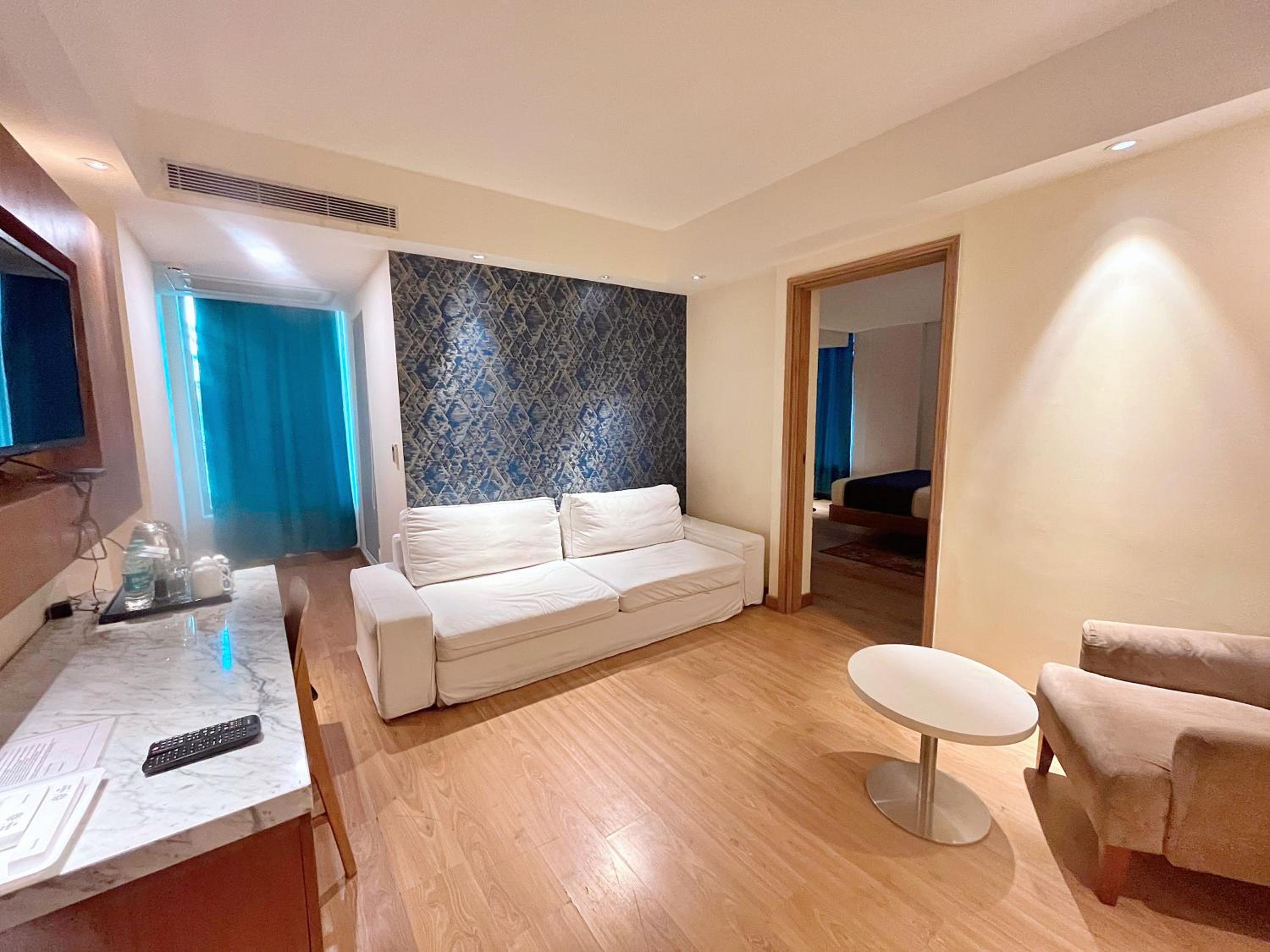 Suite - Photo 17