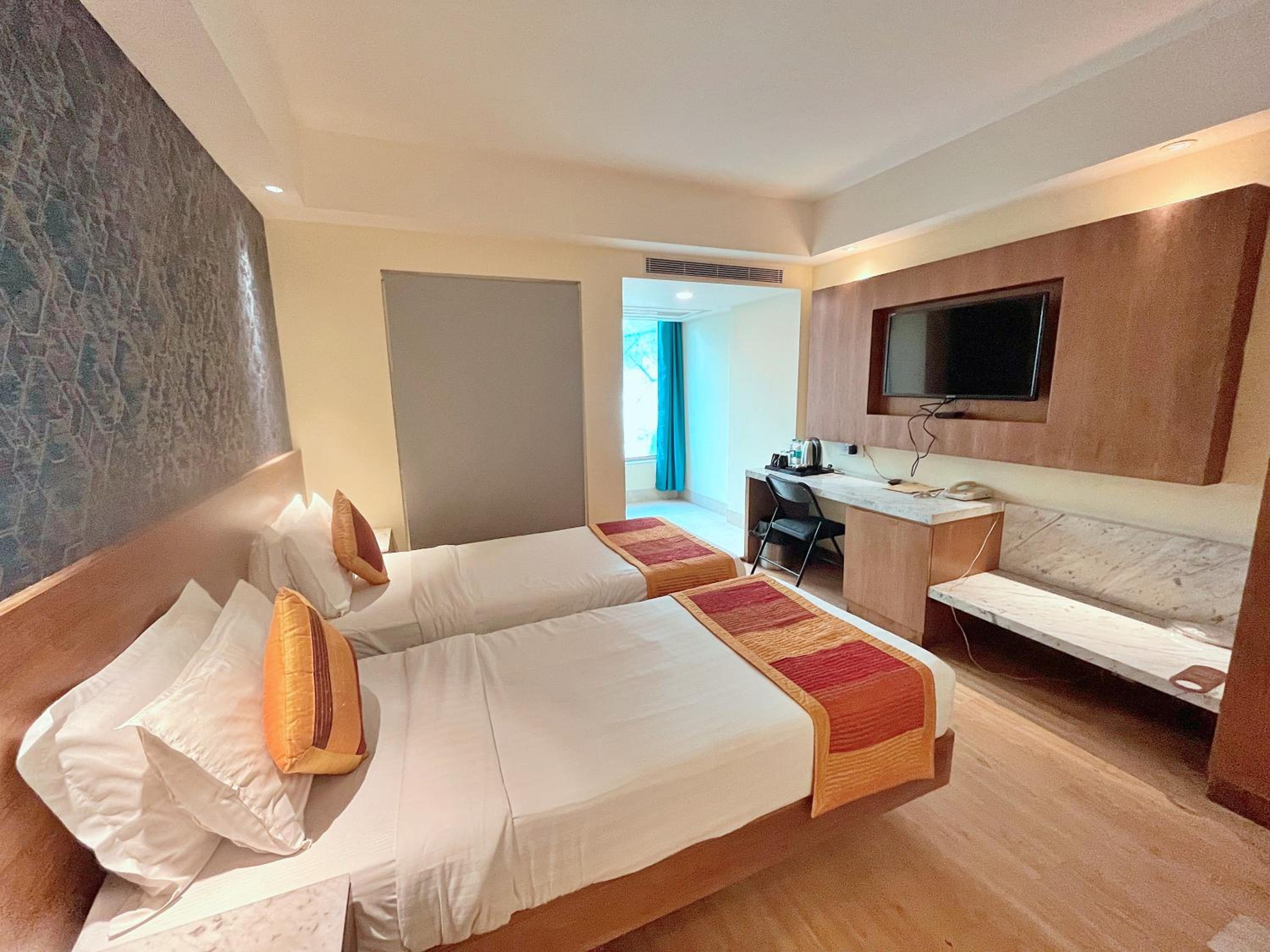 Deluxe Double or Twin Room - Photo 12