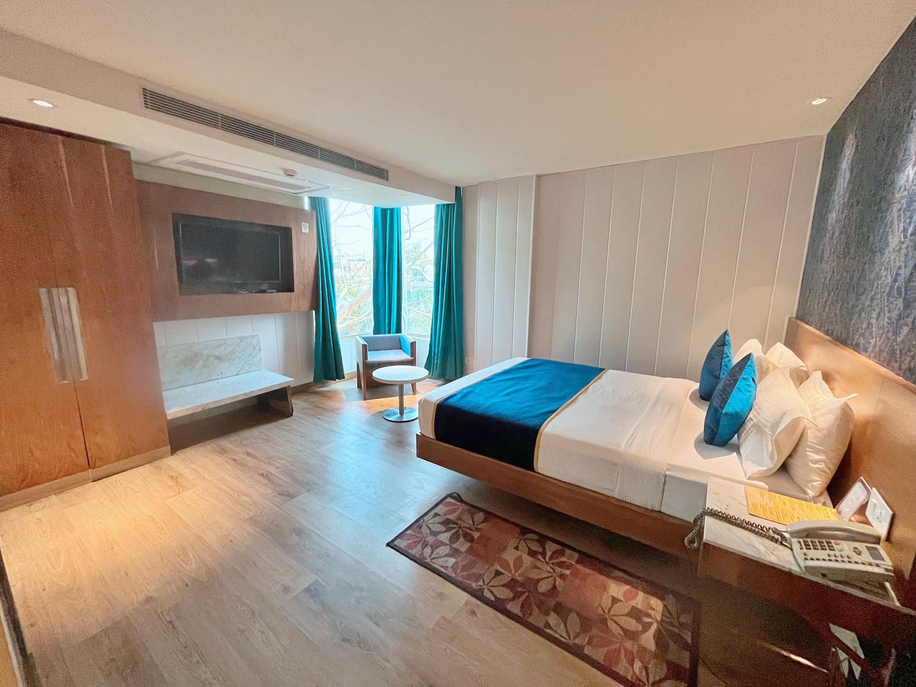 Suite - Photo 11