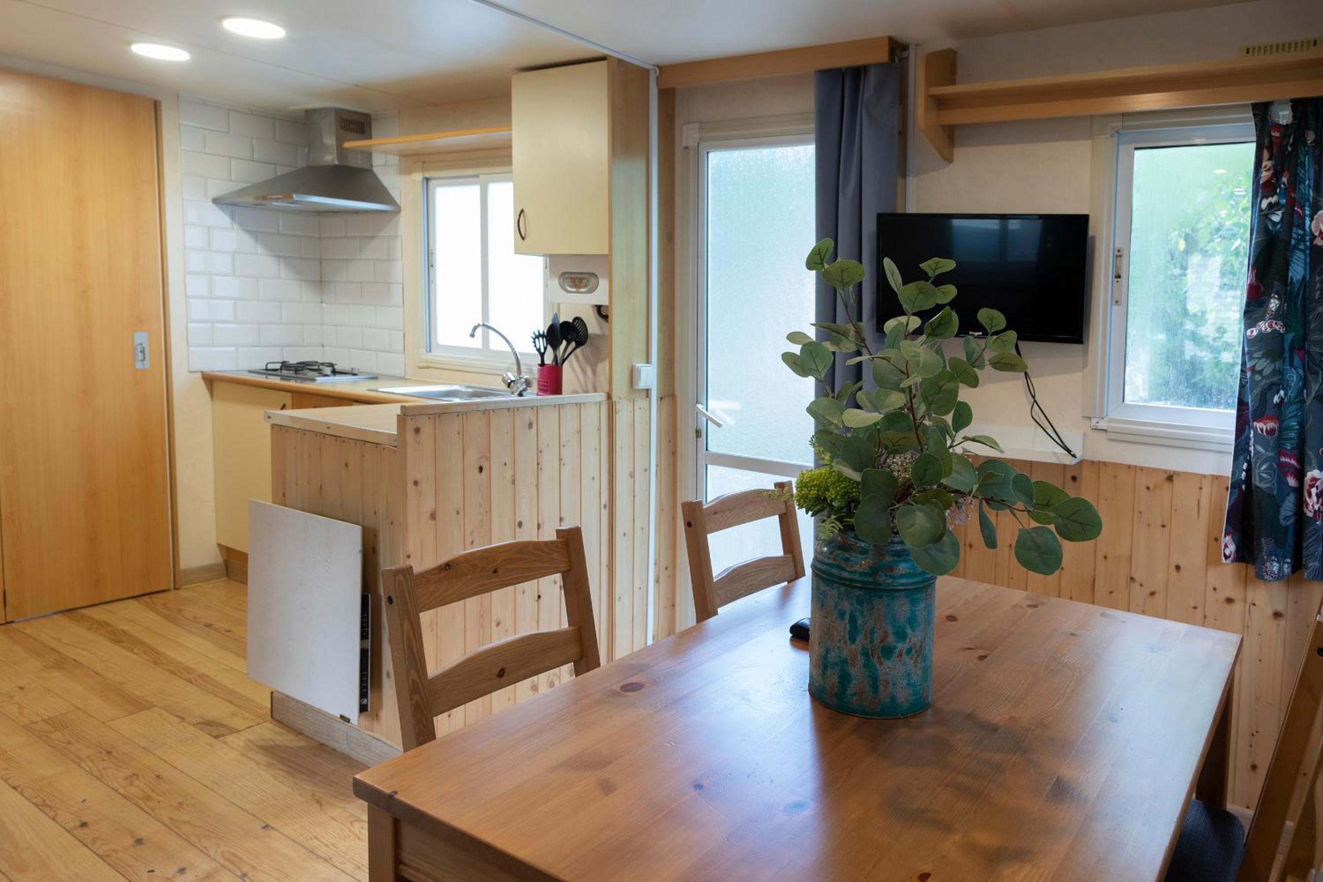 Two-Bedroom Bungalow - Photo 2