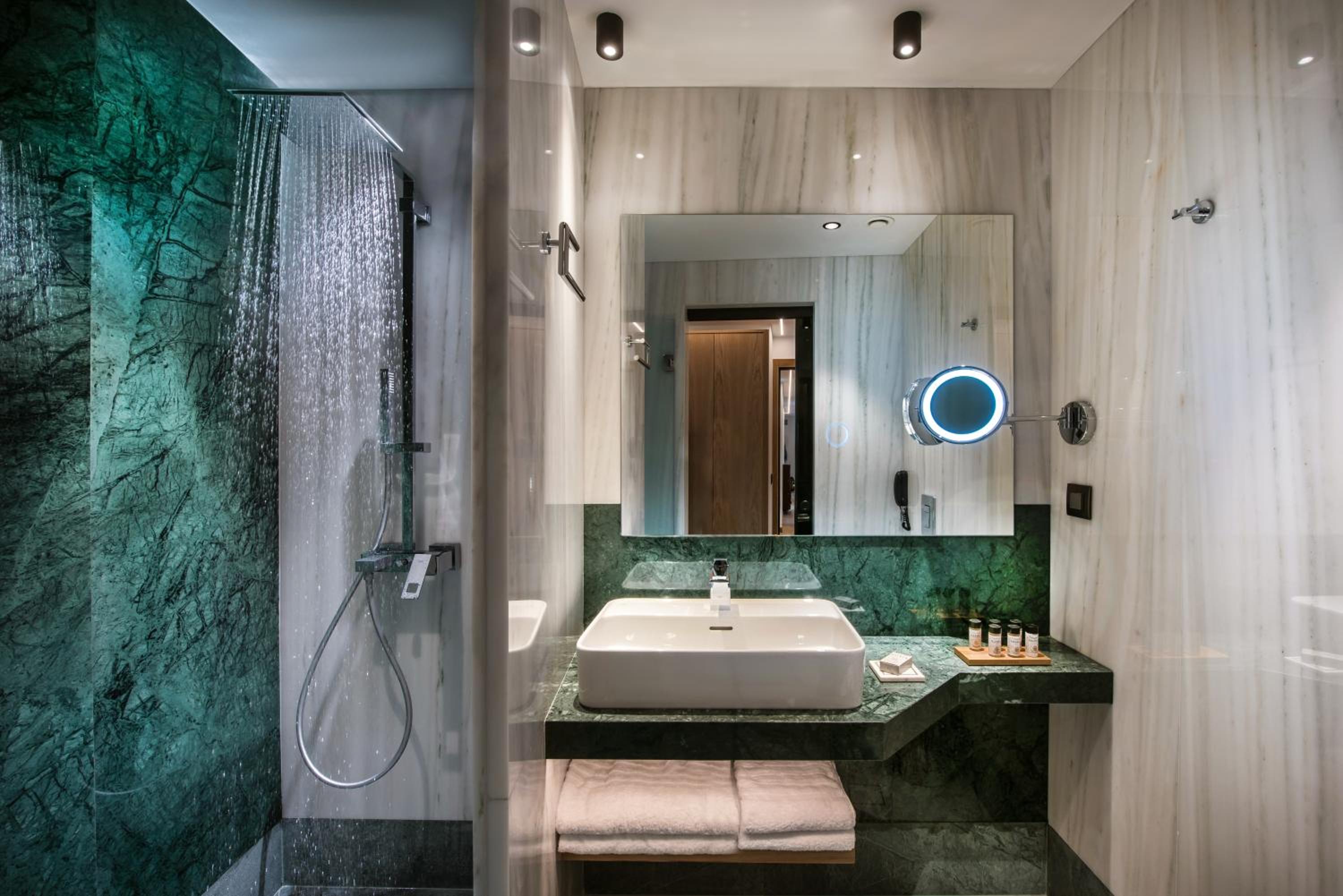 Deluxe Room - Photo 3