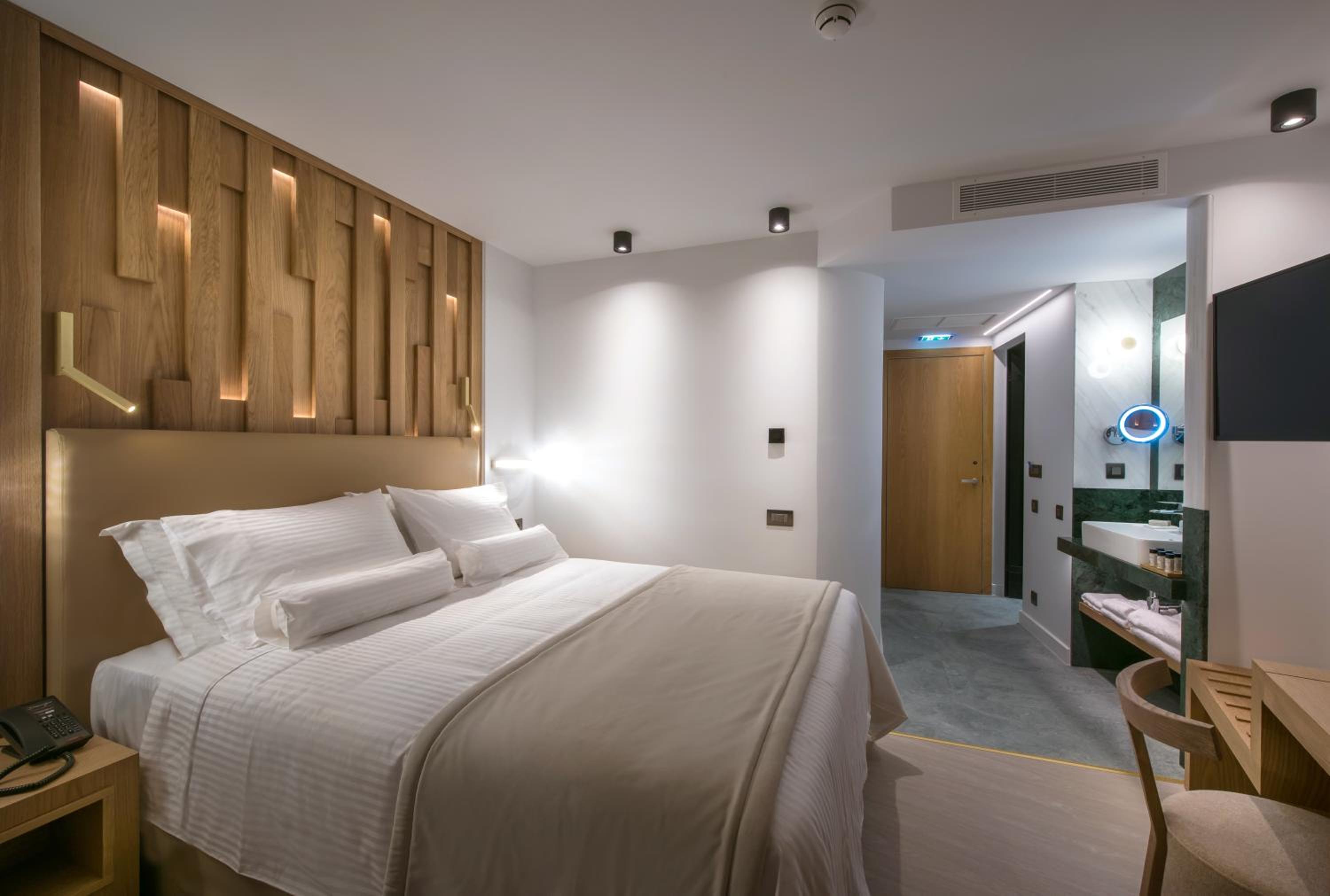 Grand Deluxe Room with Balcony - Photo 2