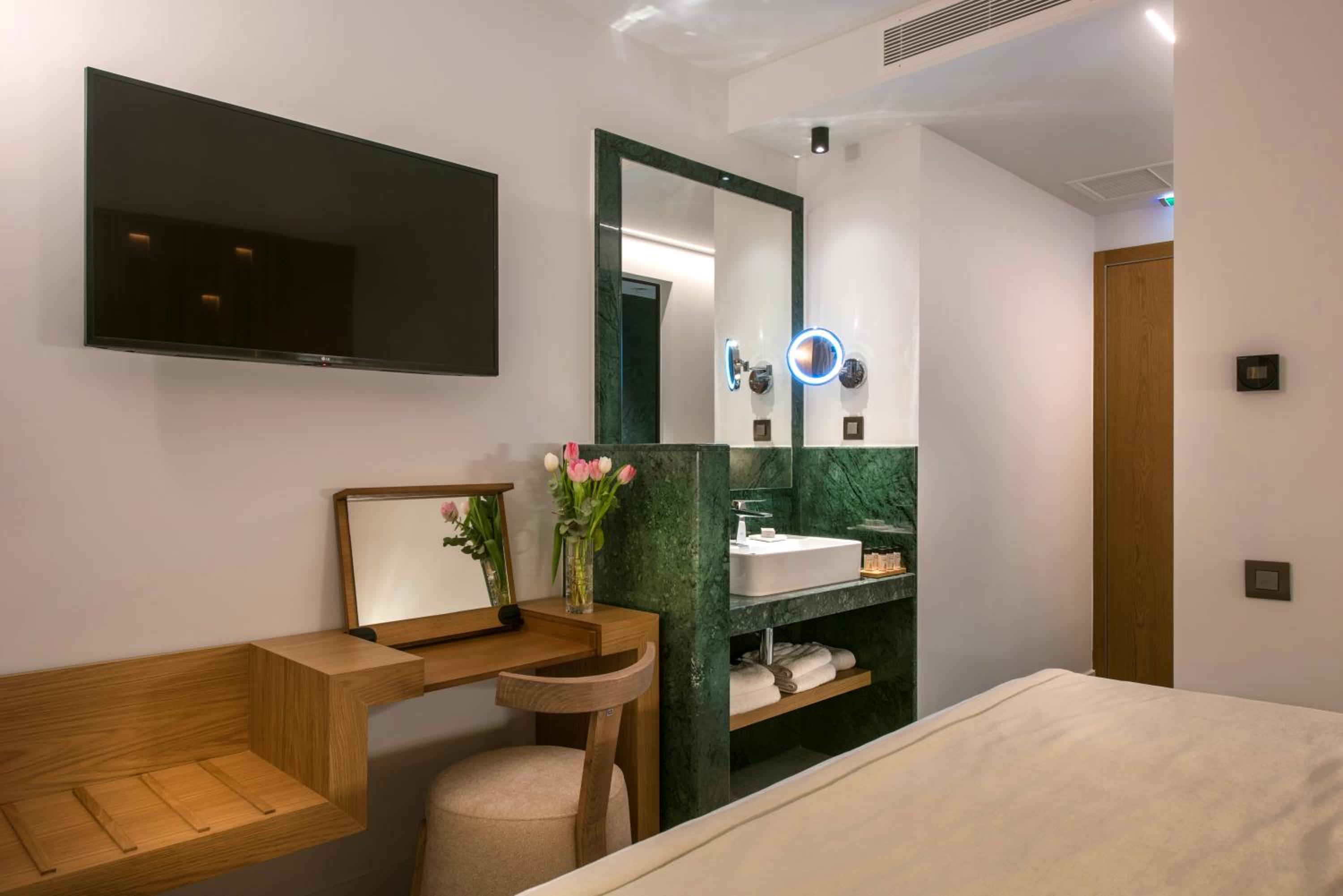 Grand Deluxe Room with Balcony - Photo 1