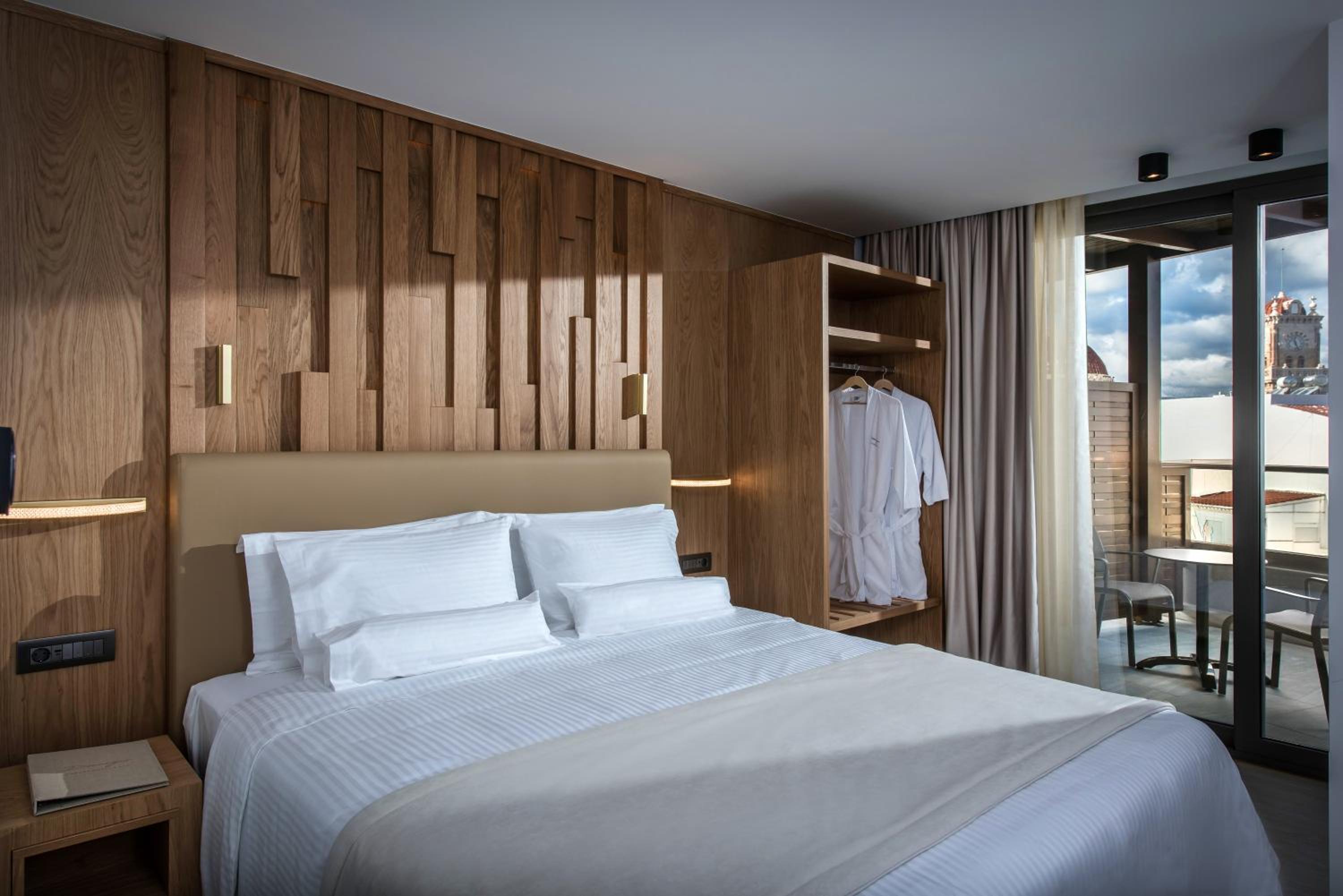 Grand Deluxe Room with Balcony - Photo 9