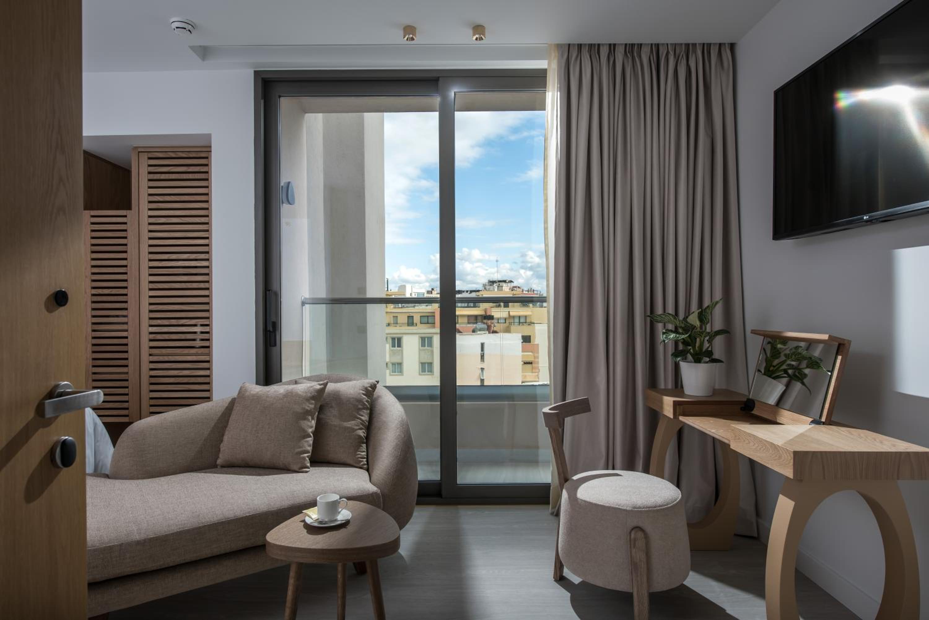 G Suite with Balcony - Photo 2