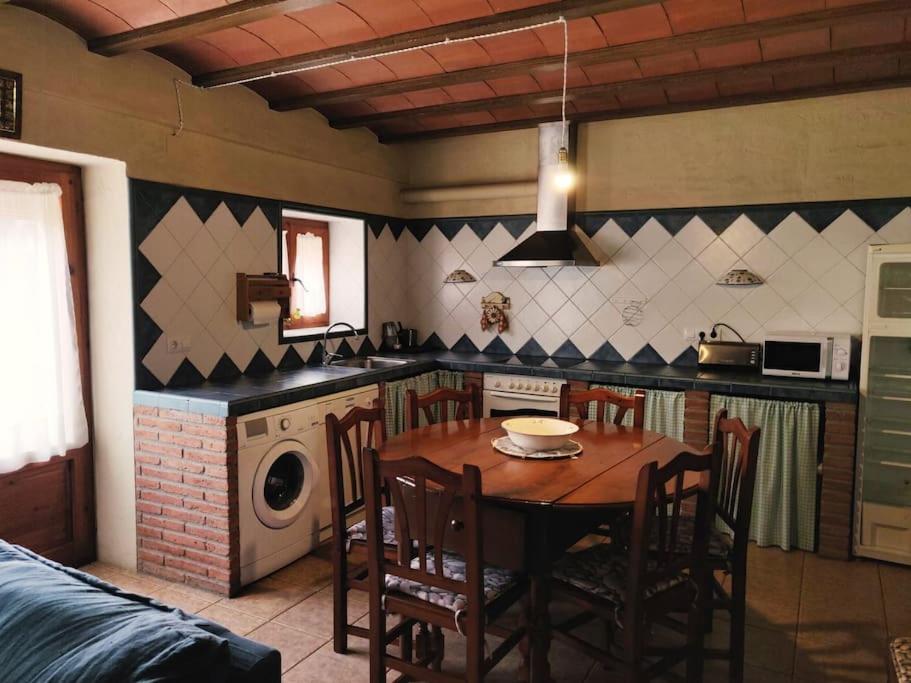 Five-Bedroom House photo 2