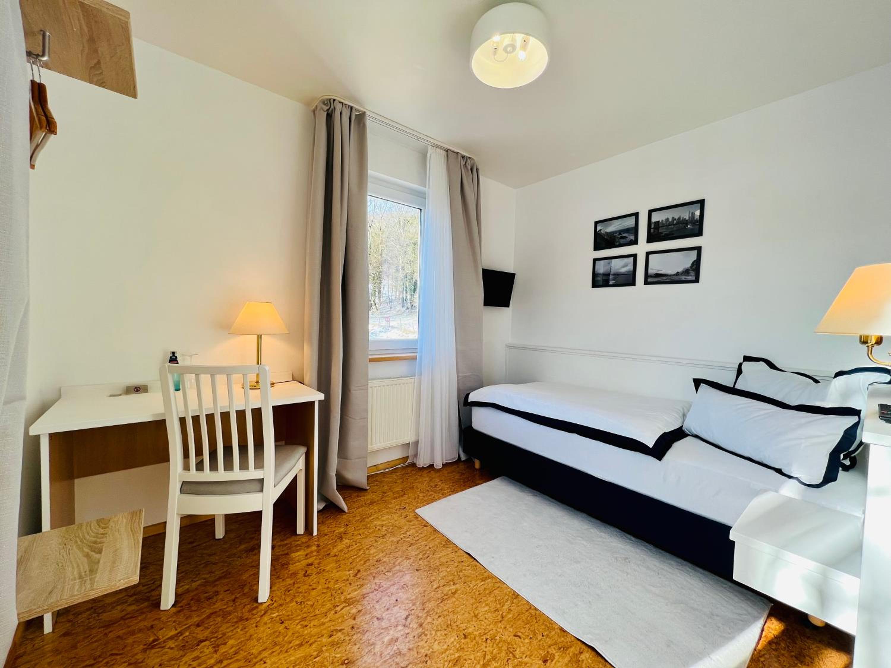 Single Room with Private External Bathroom photo 1