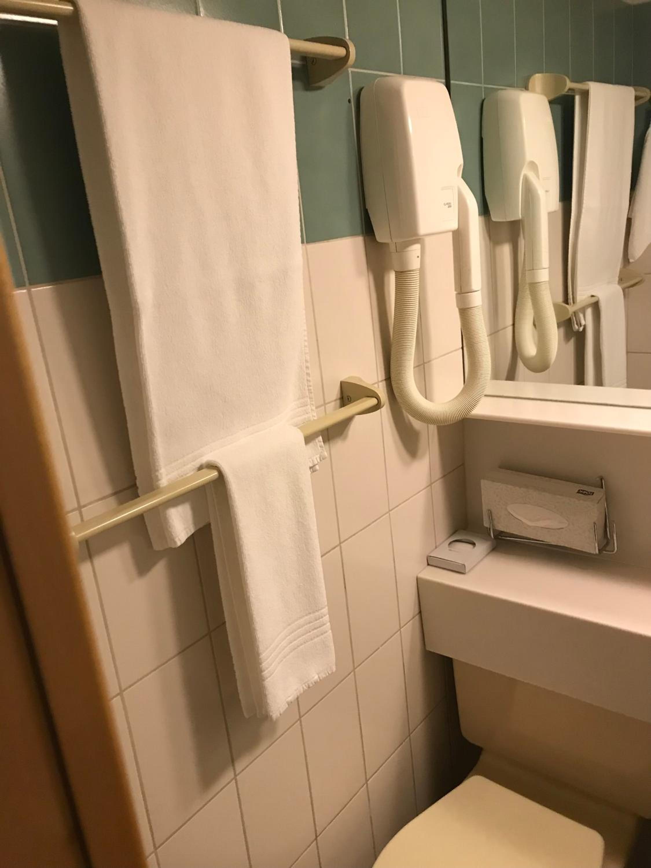 Single Room thumbnail 5