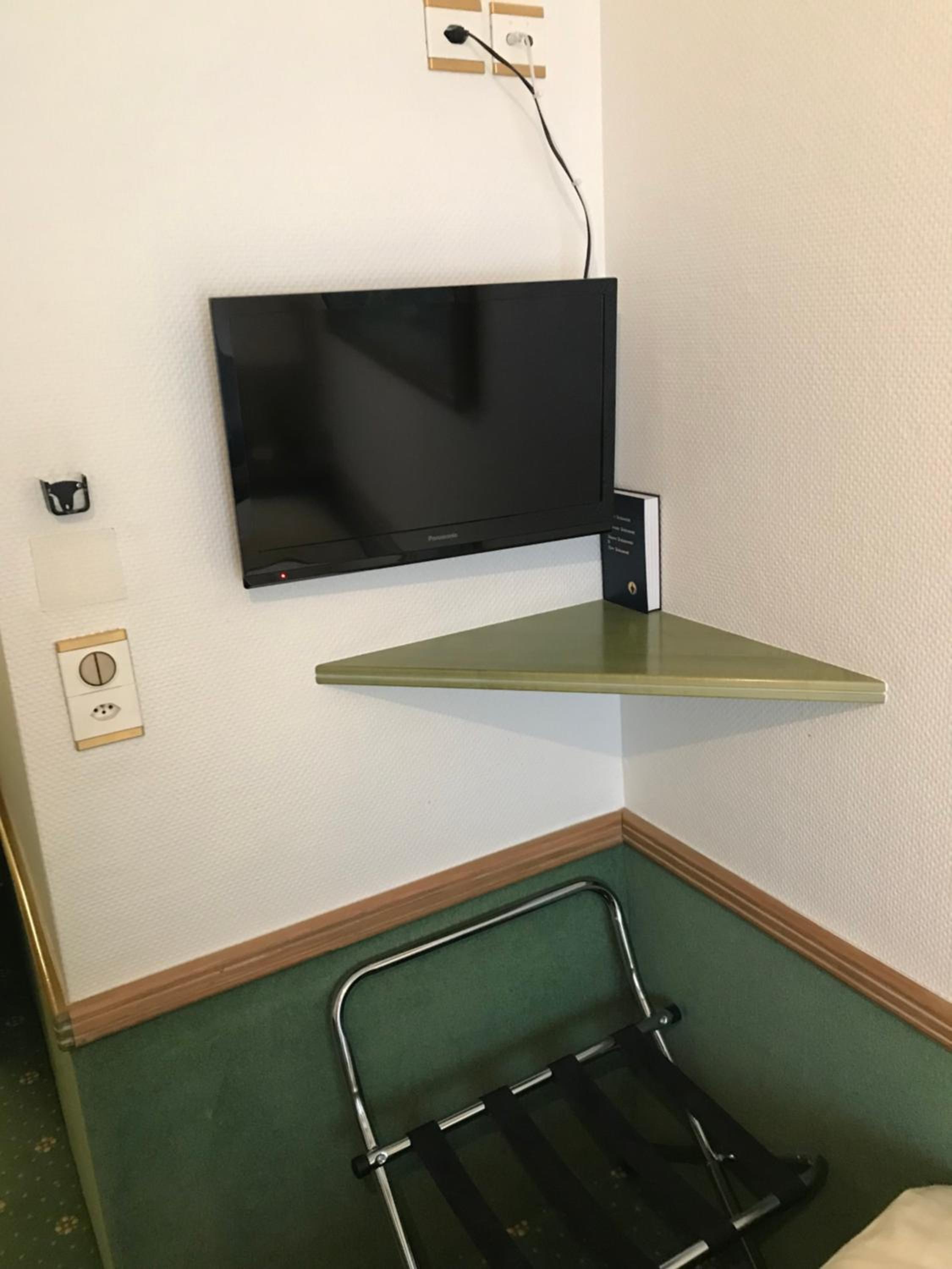 Single Room thumbnail 5