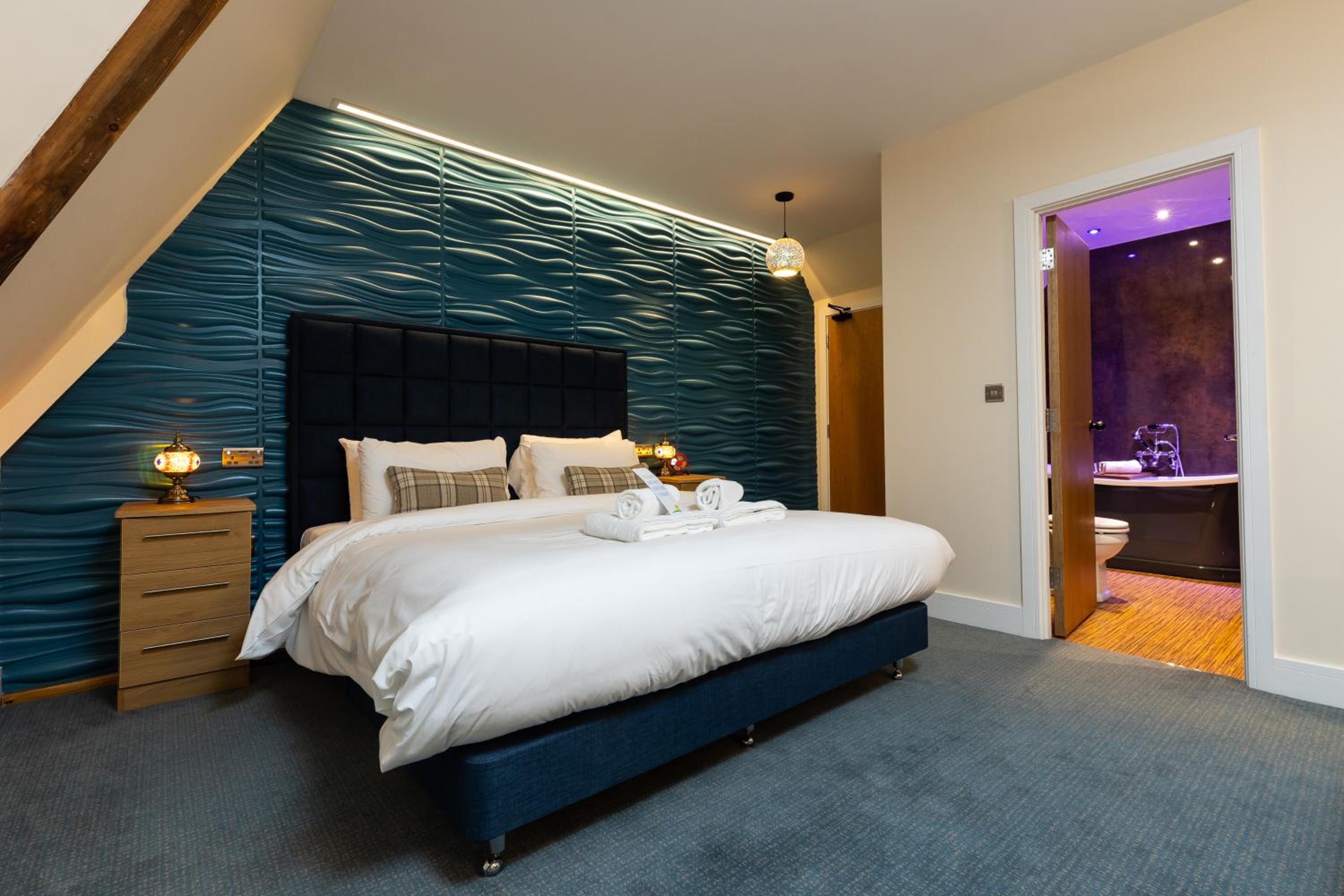 Suite with Balcony - Photo 5